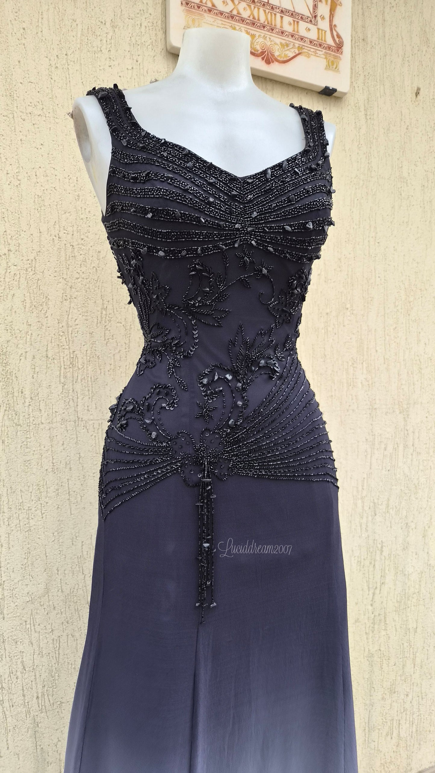 Robe en soie brodée grise dégradée