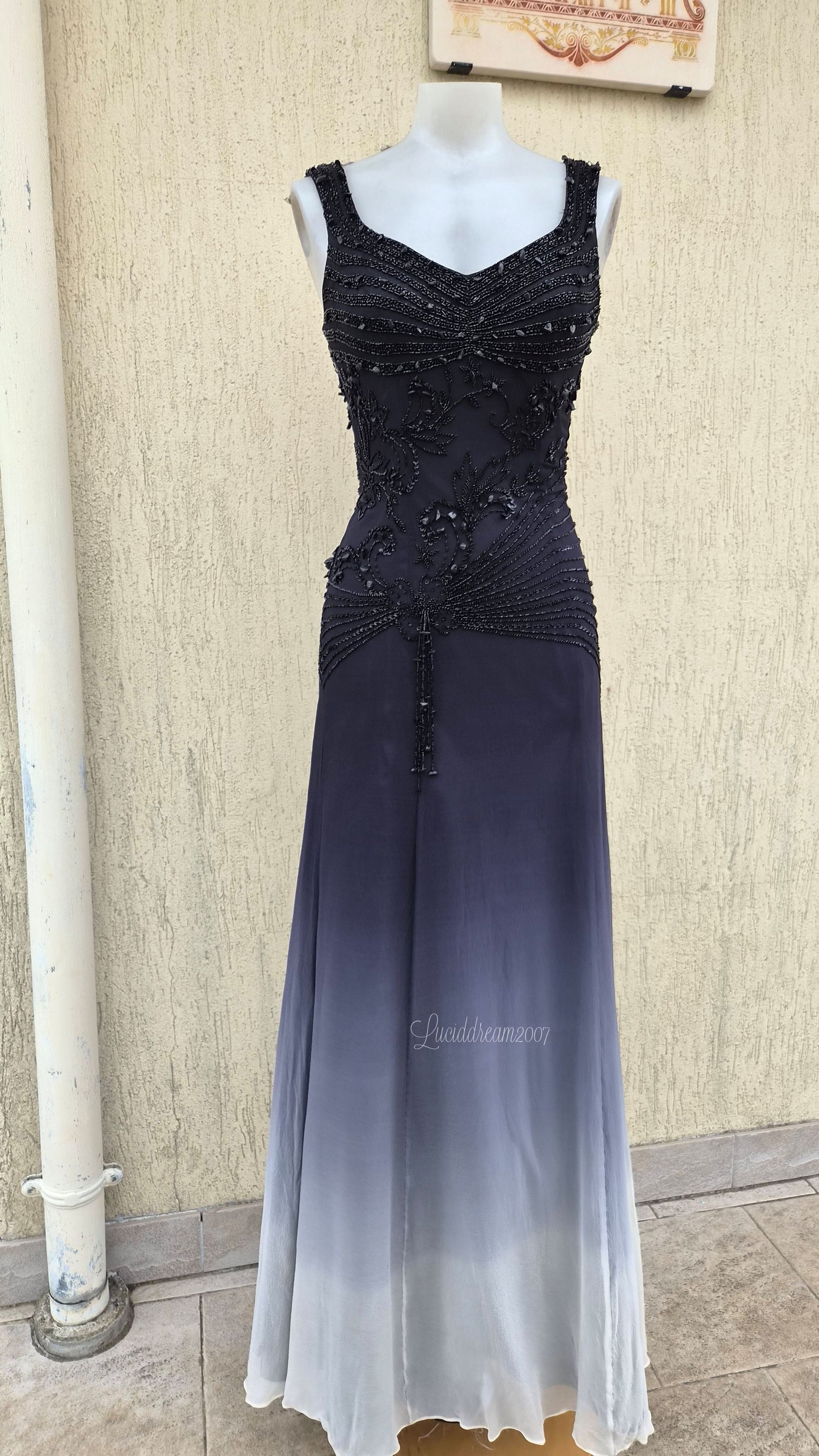 Robe en soie brodée grise dégradée