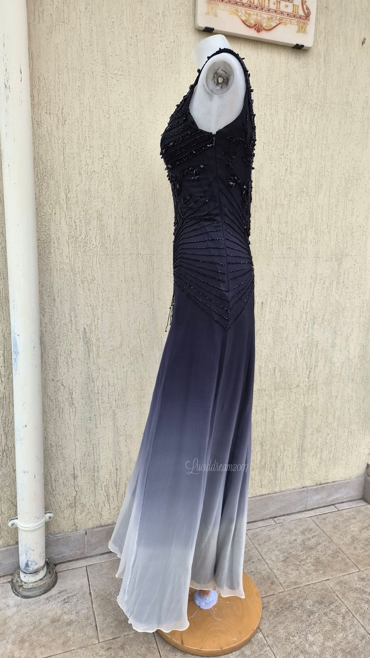 Robe en soie brodée grise dégradée