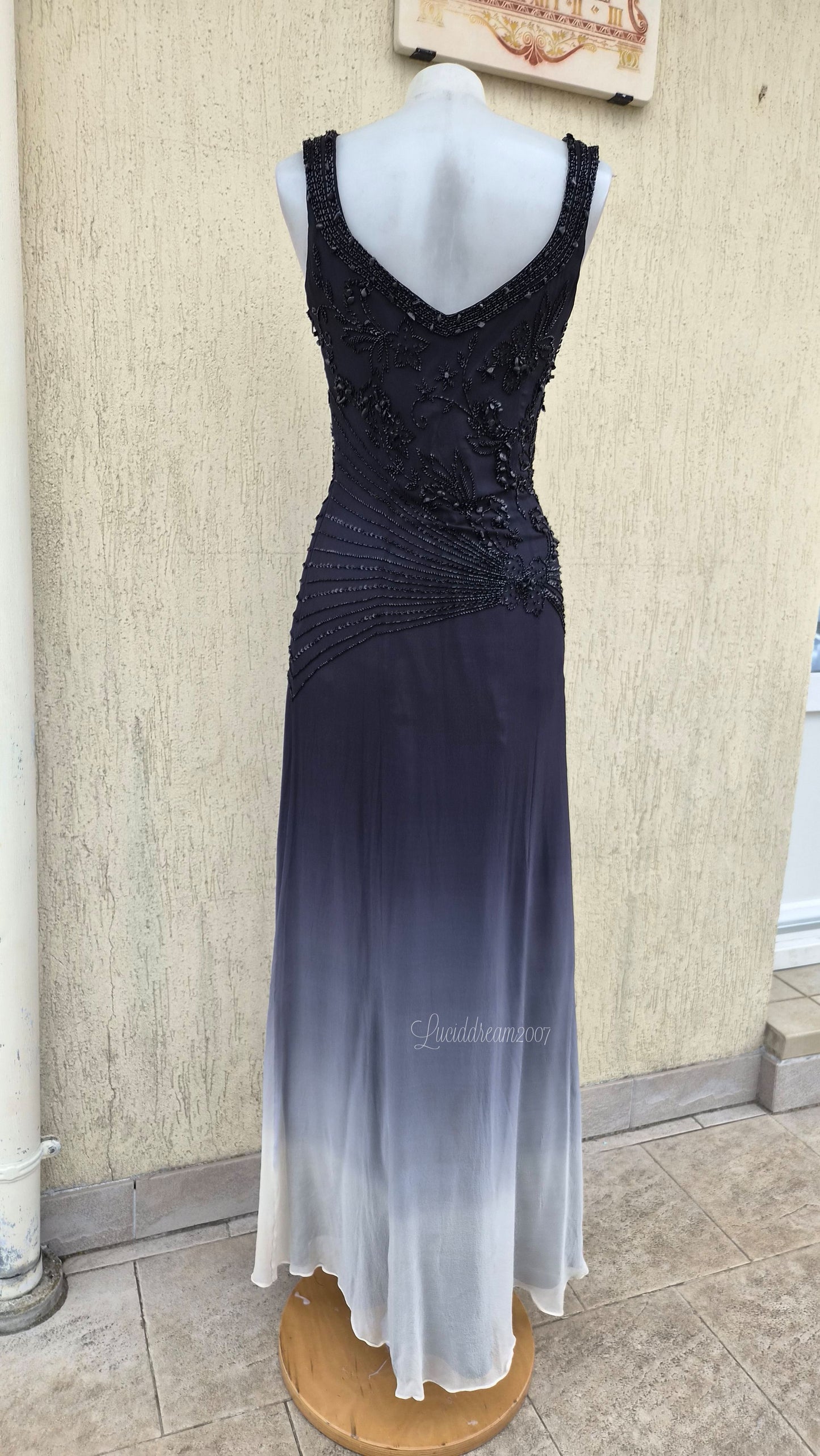 Robe en soie brodée grise dégradée