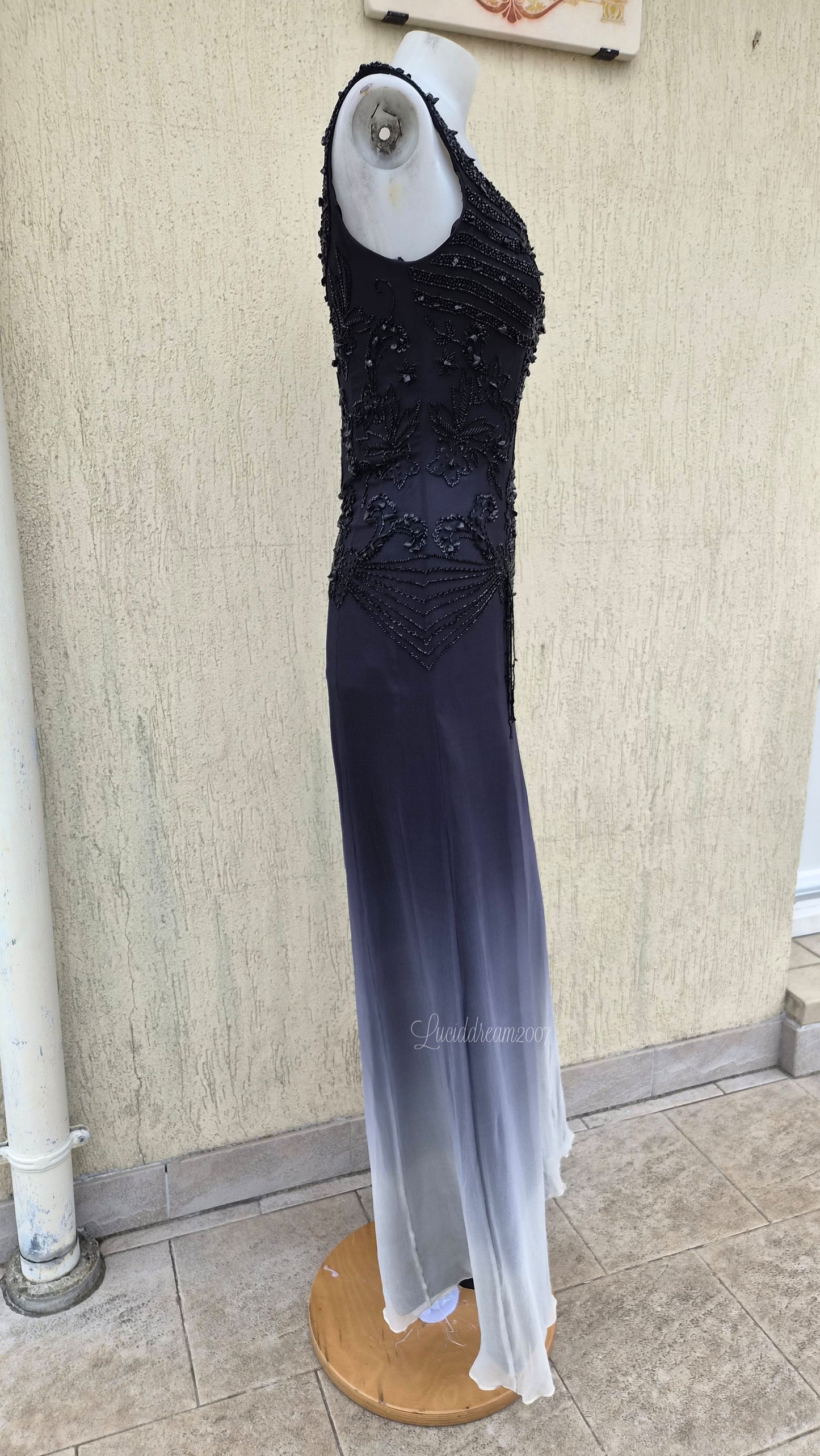 Robe en soie brodée grise dégradée