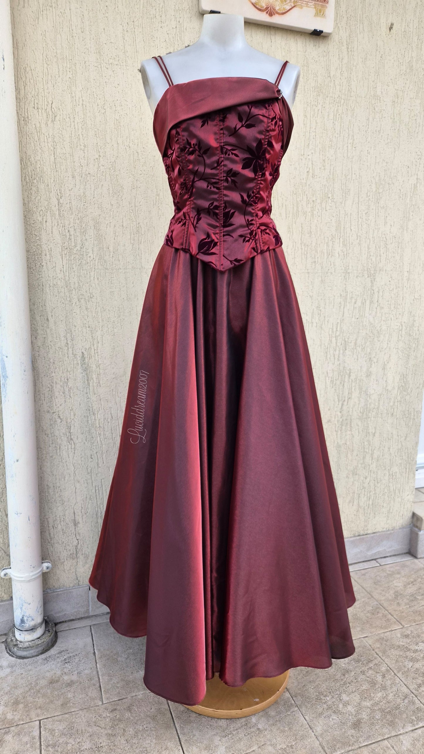 Robe de soirée vintage bordeaux dans le style dark fairy, whimsigoth, vampire. Parfaite prom dress bordeaux avec motif velours.