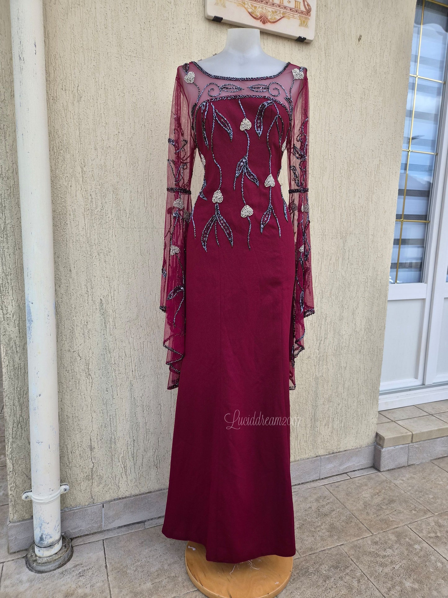 Long-sleeved dress with embroidered details