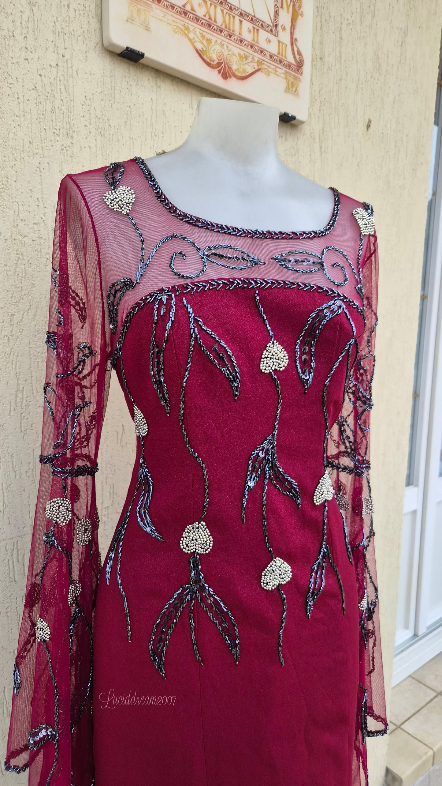 Long-sleeved dress with embroidered details