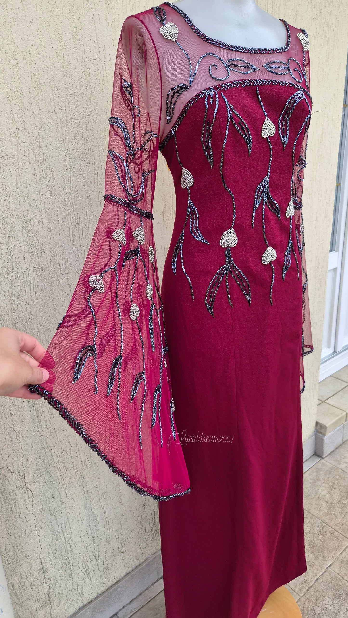 Long-sleeved dress with embroidered details