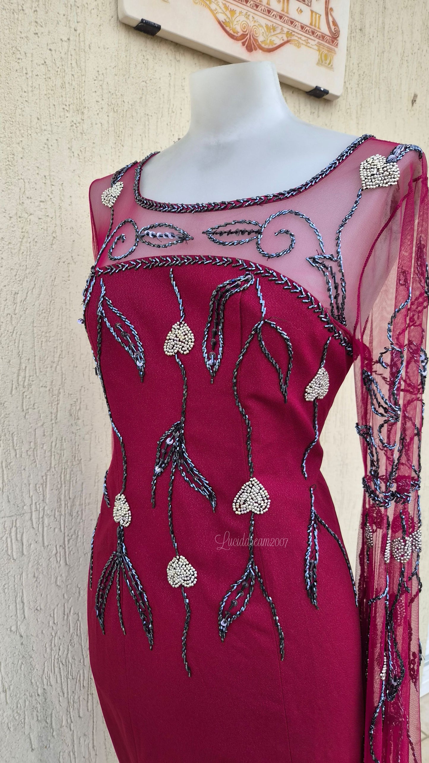 Long-sleeved dress with embroidered details
