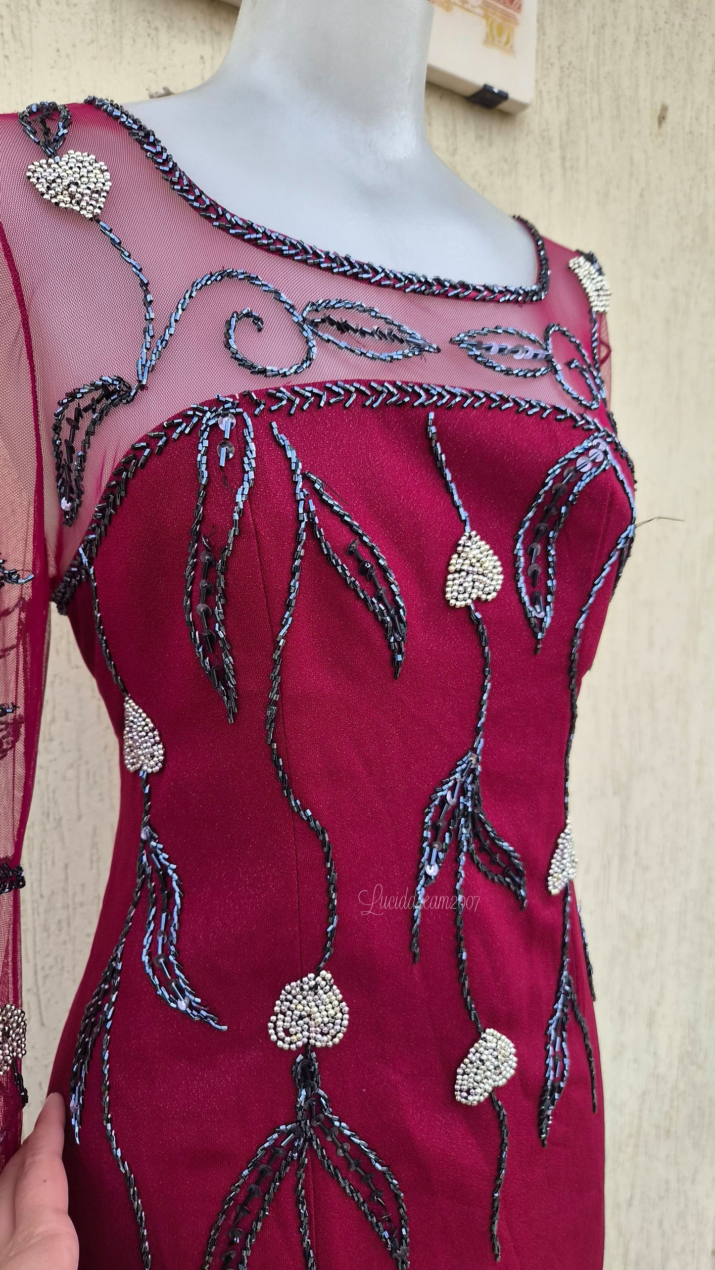 Long-sleeved dress with embroidered details