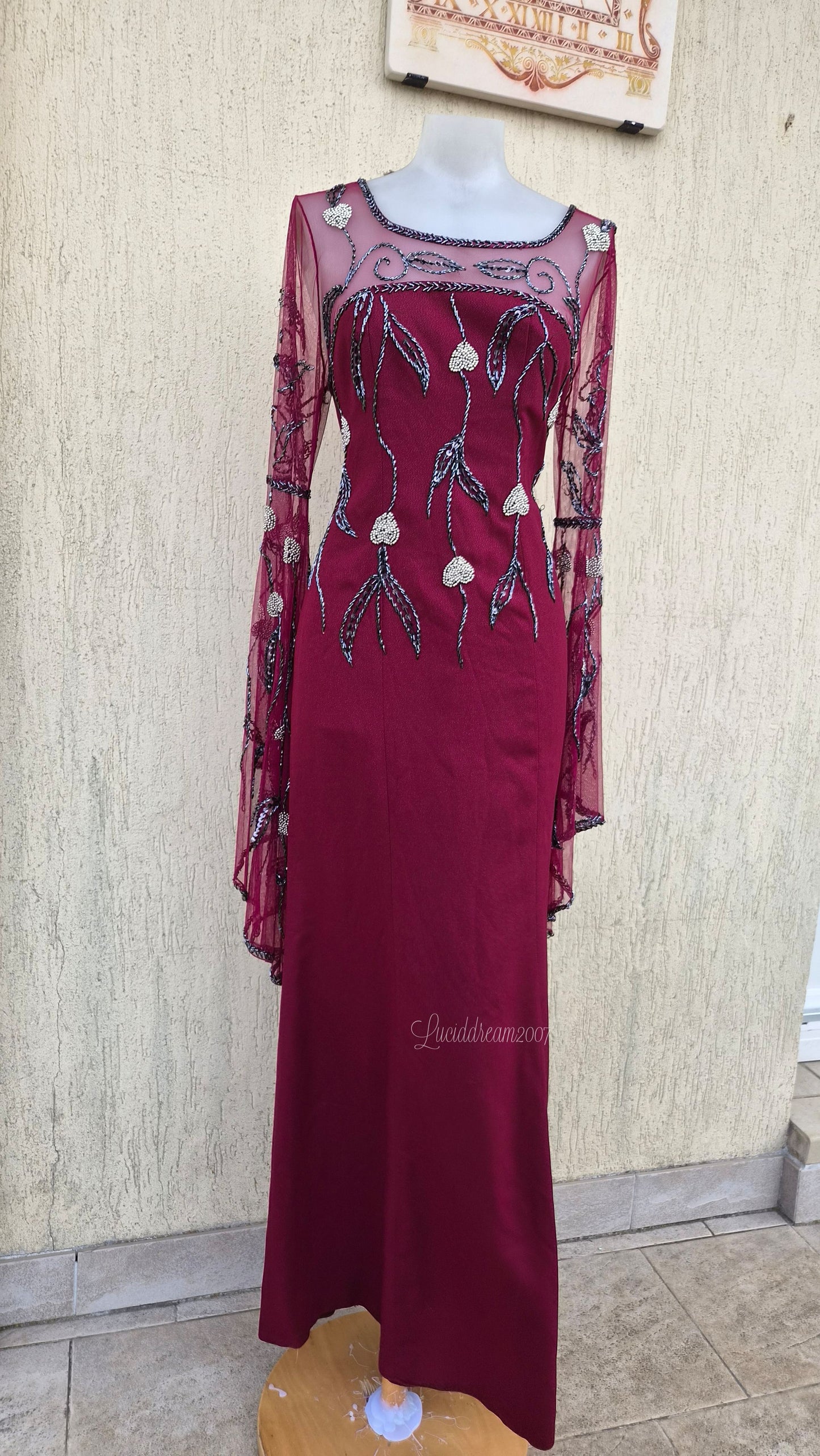 Long-sleeved dress with embroidered details