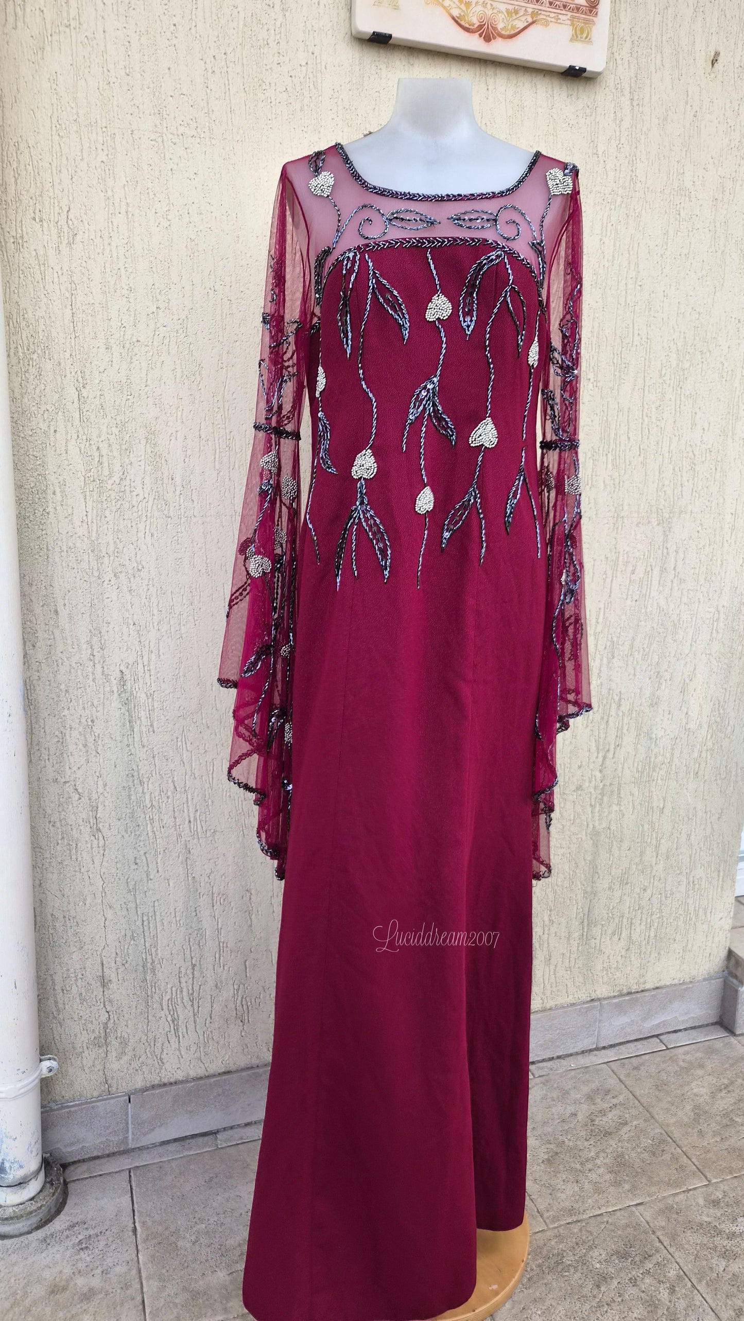 Long-sleeved dress with embroidered details