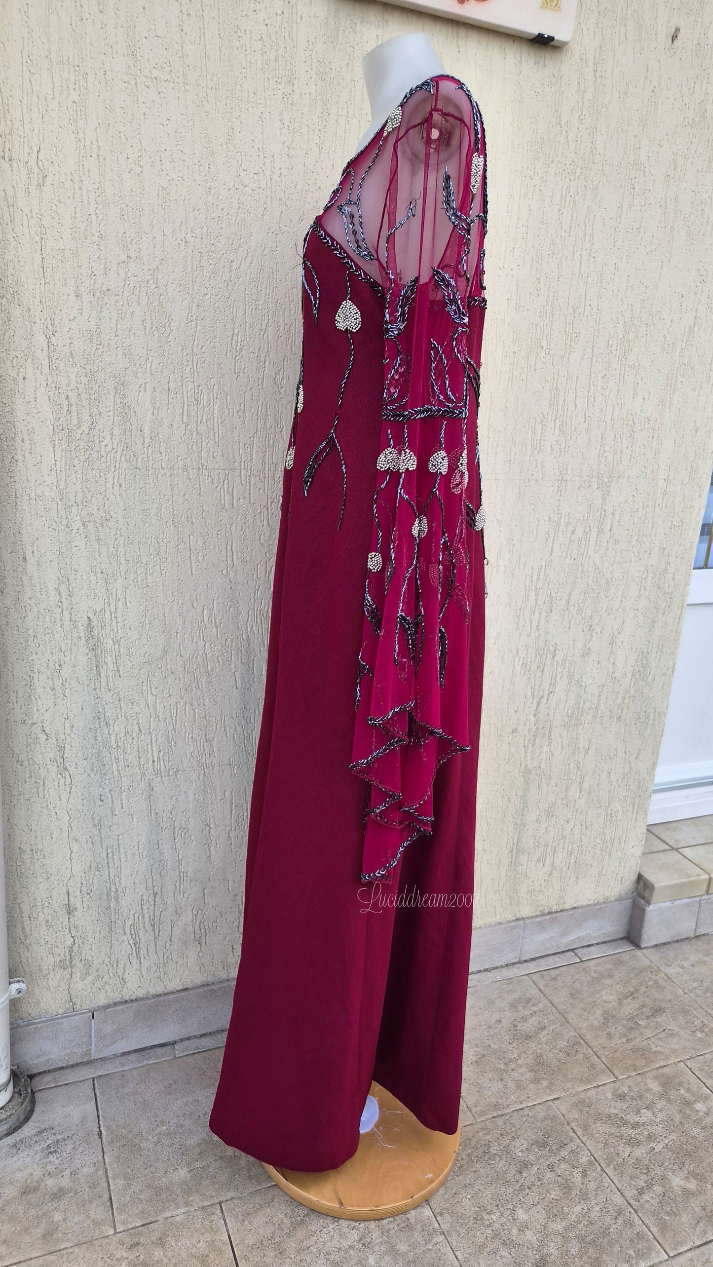 Long-sleeved dress with embroidered details