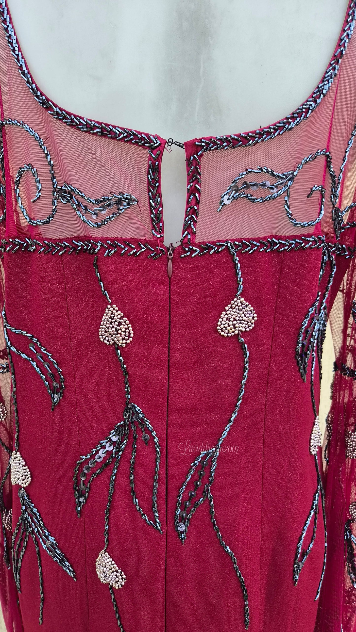 Long-sleeved dress with embroidered details