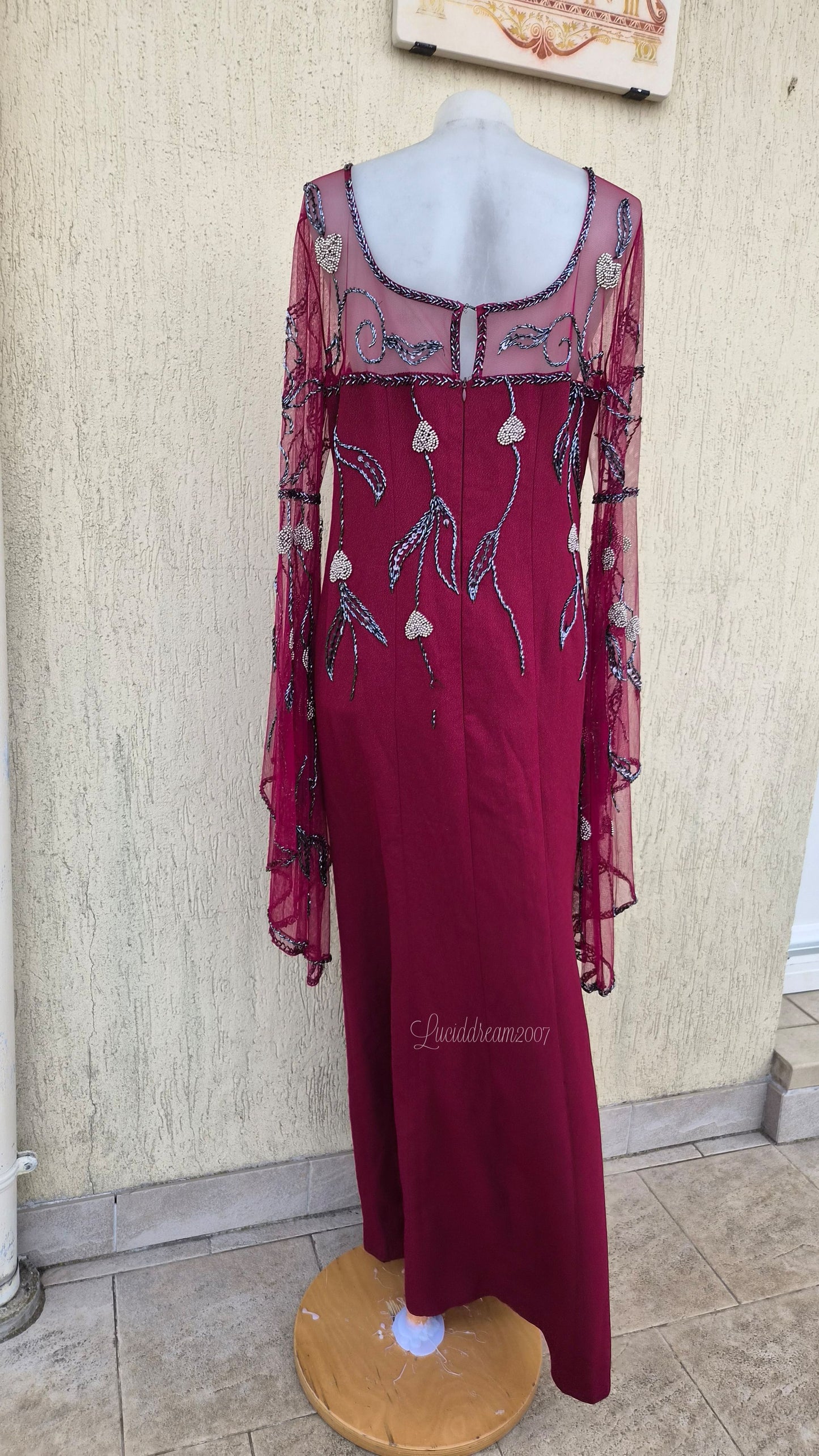 Long-sleeved dress with embroidered details