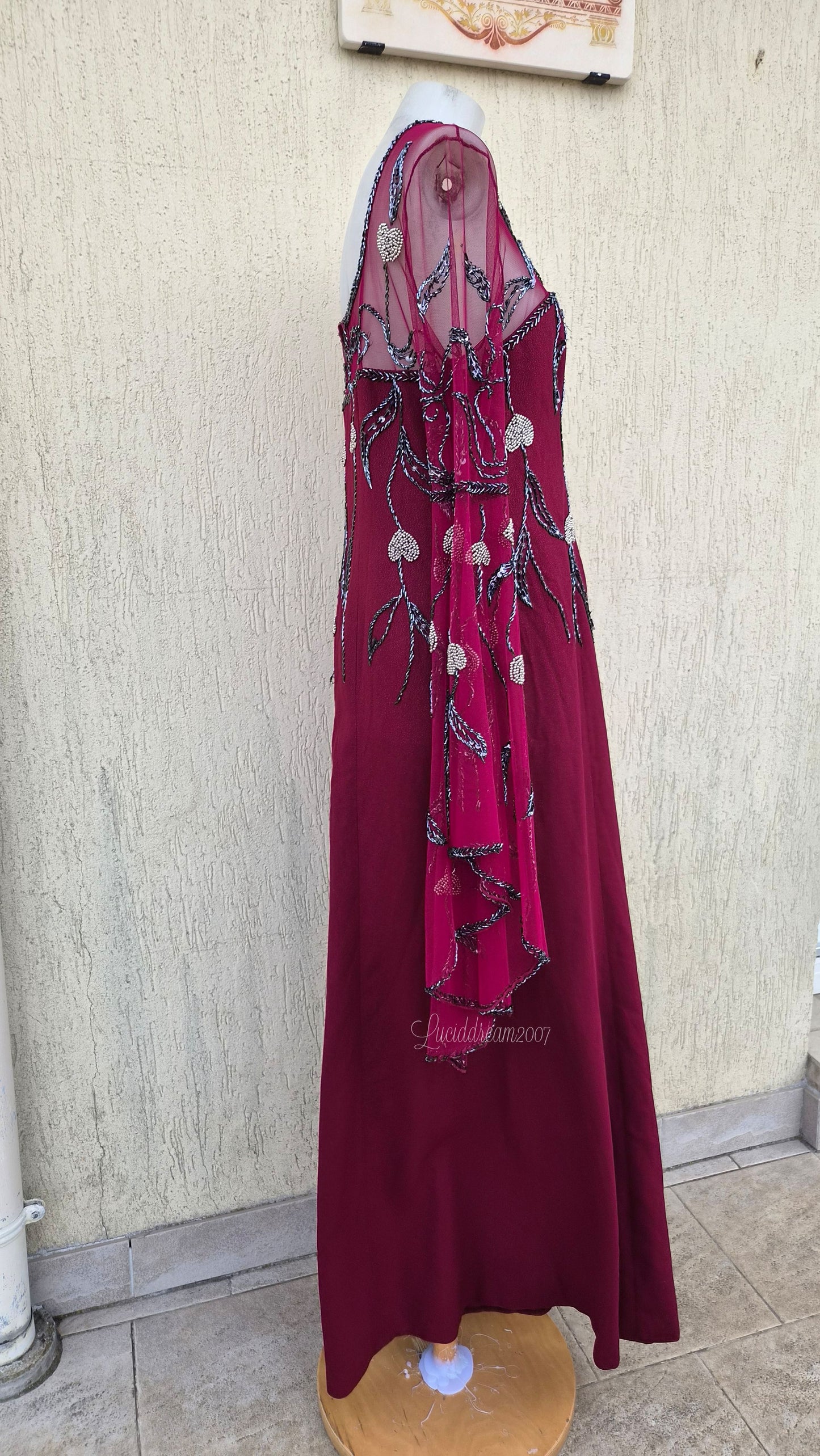 Long-sleeved dress with embroidered details