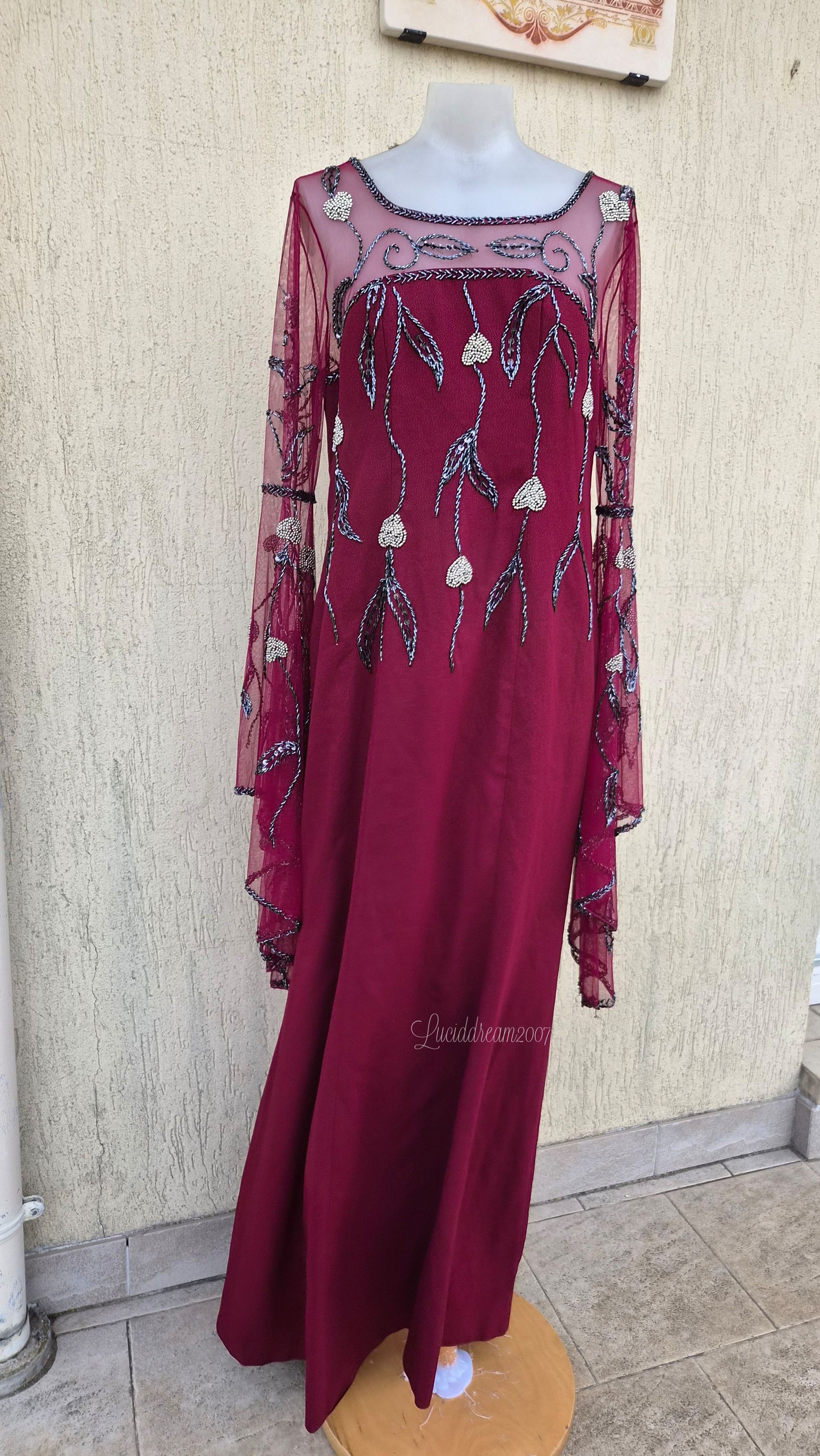 Long-sleeved dress with embroidered details