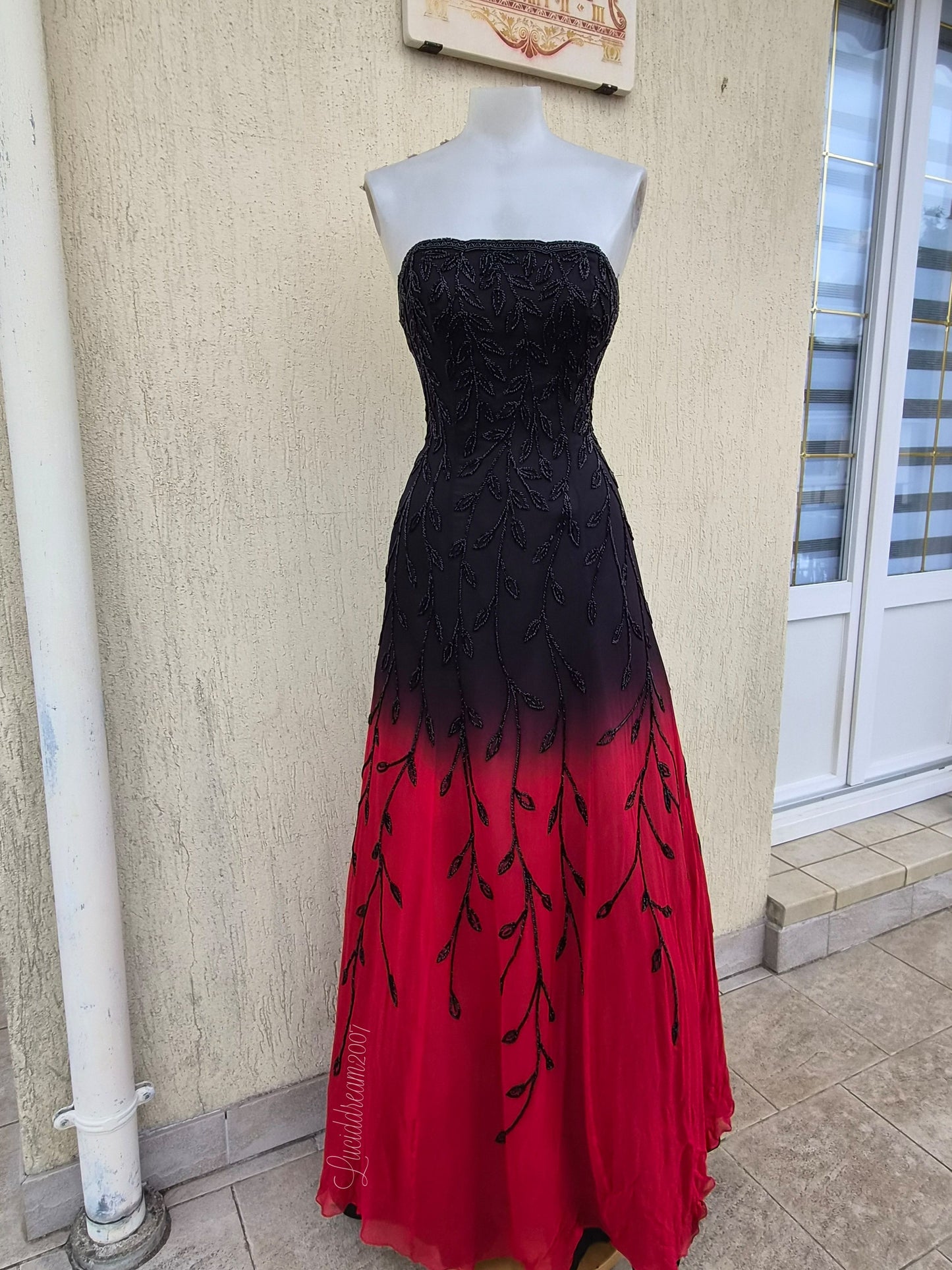 Maxi robe de soirée 100% soie brodée de perles formant des feuillages. Prom dress dans le style dark fairy, whimsigoth, vampire.
