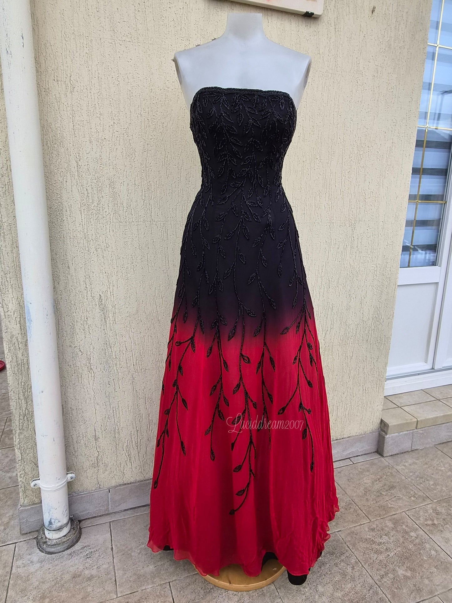 Robe en soie brodée dégradée rouge et noire