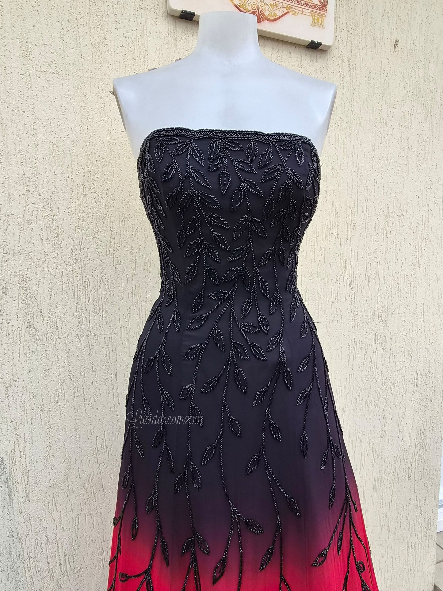 Robe en soie brodée dégradée rouge et noire
