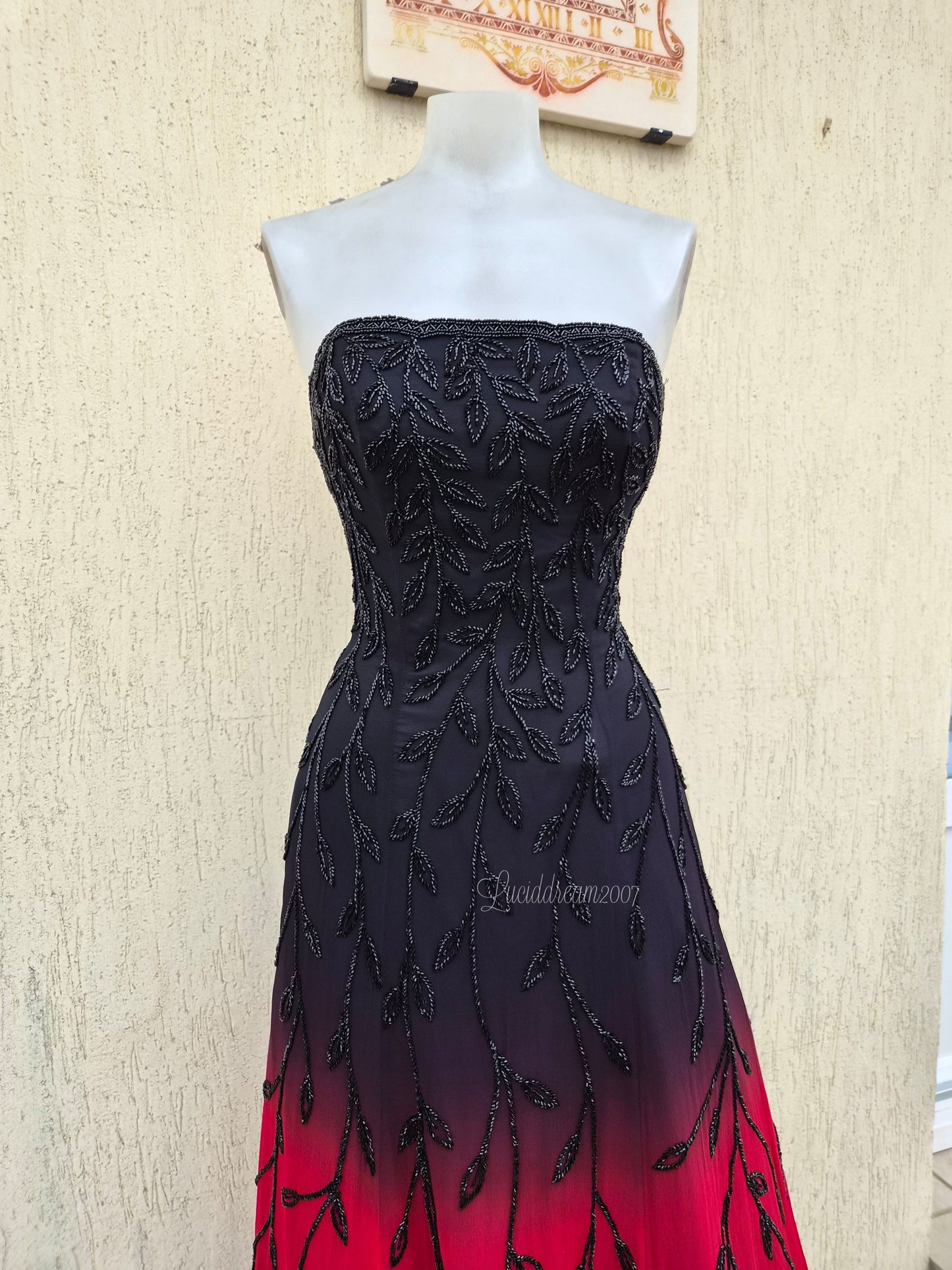 Robe en soie brodée dégradée rouge et noire