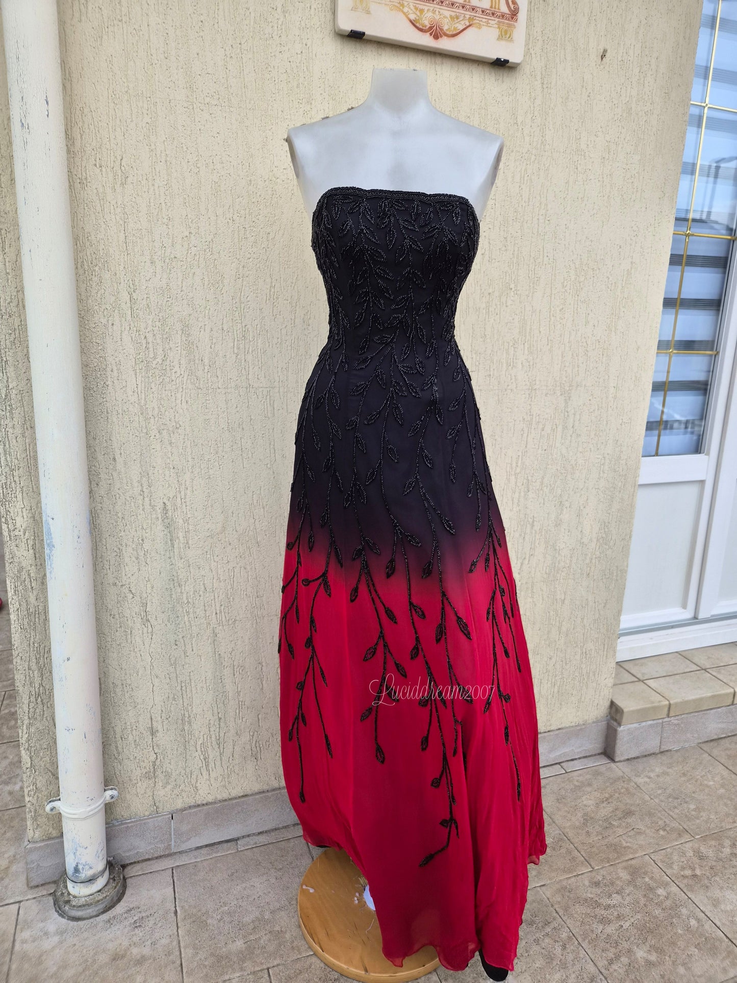 Robe en soie brodée dégradée rouge et noire
