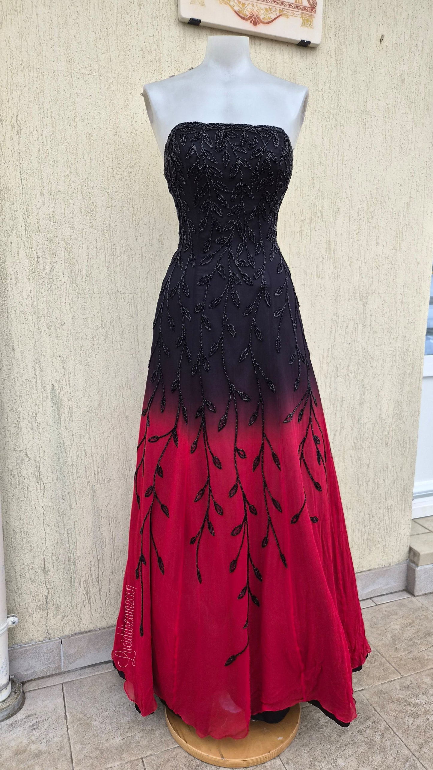 Robe en soie brodée dégradée rouge et noire
