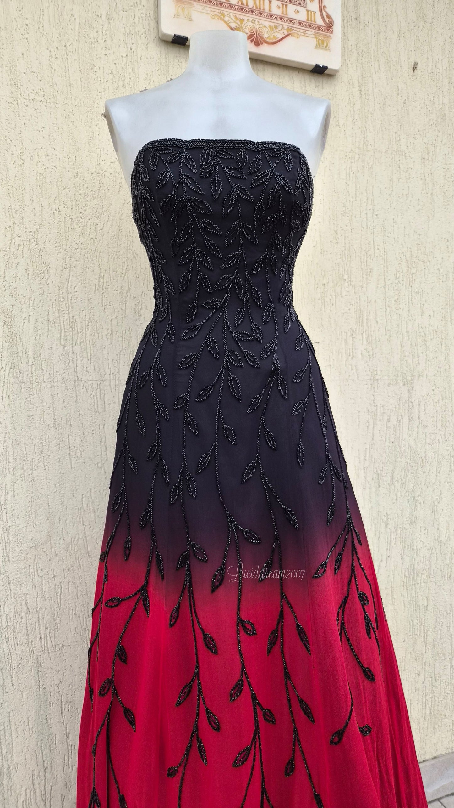Robe en soie brodée dégradée rouge et noire