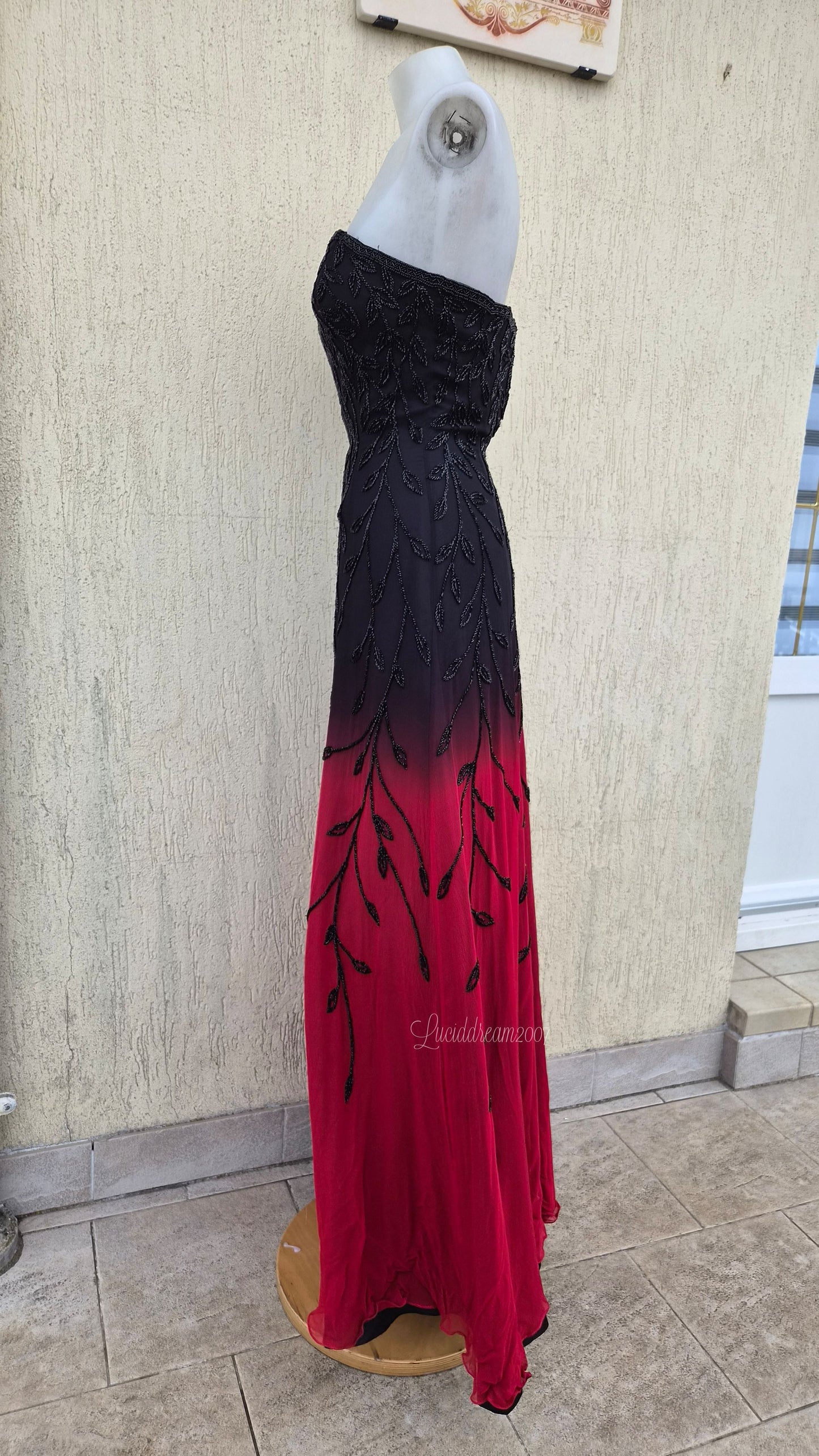 Robe en soie brodée dégradée rouge et noire