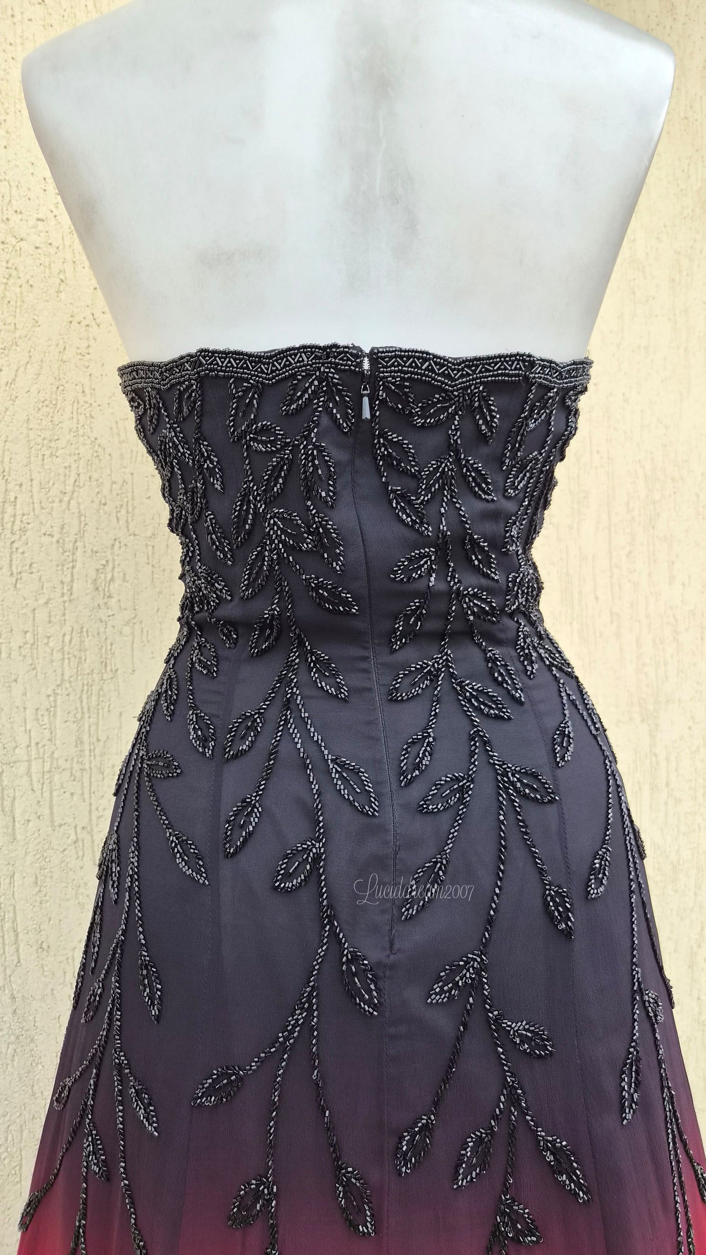 Robe en soie brodée dégradée rouge et noire