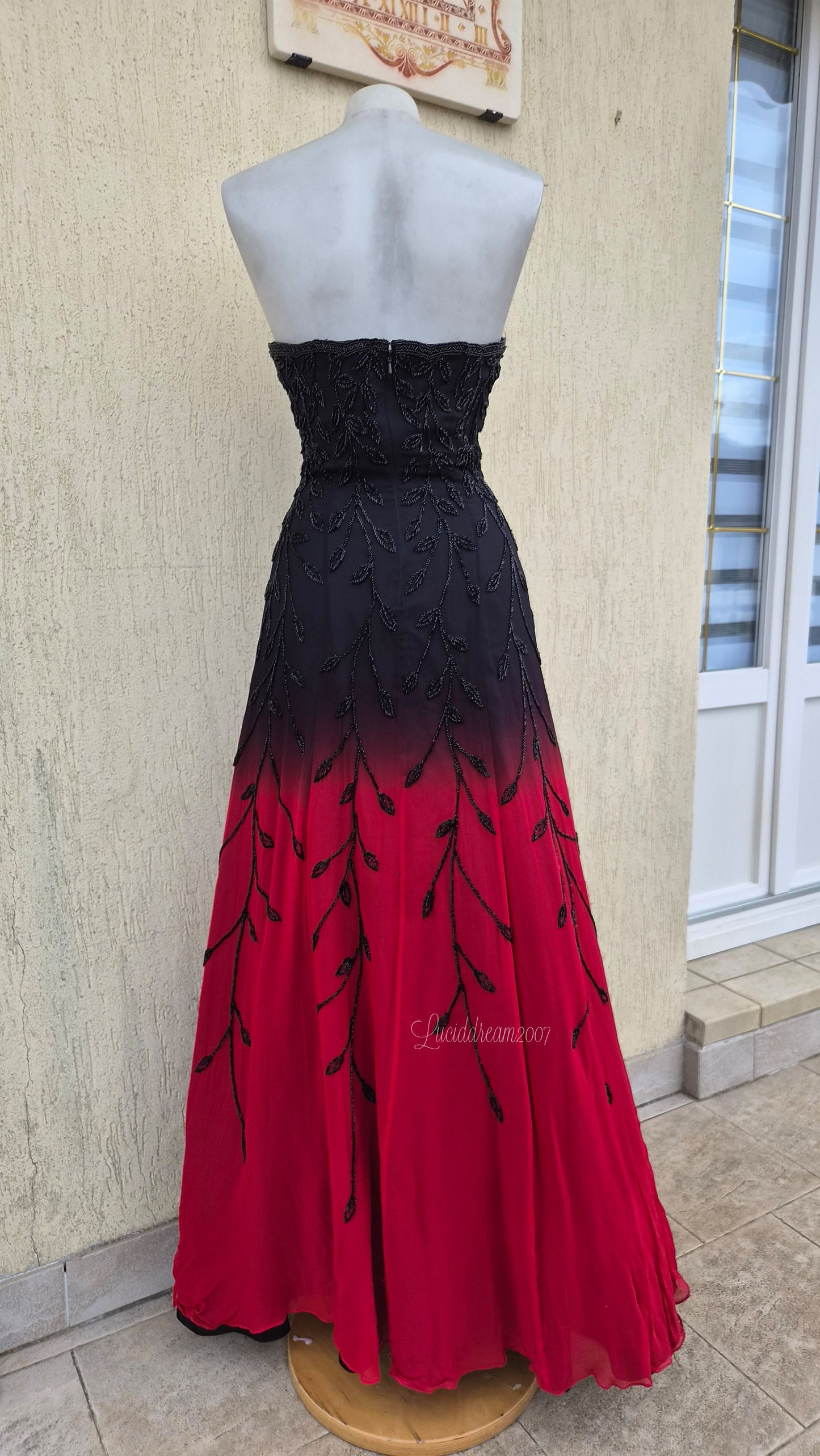 Robe en soie brodée dégradée rouge et noire
