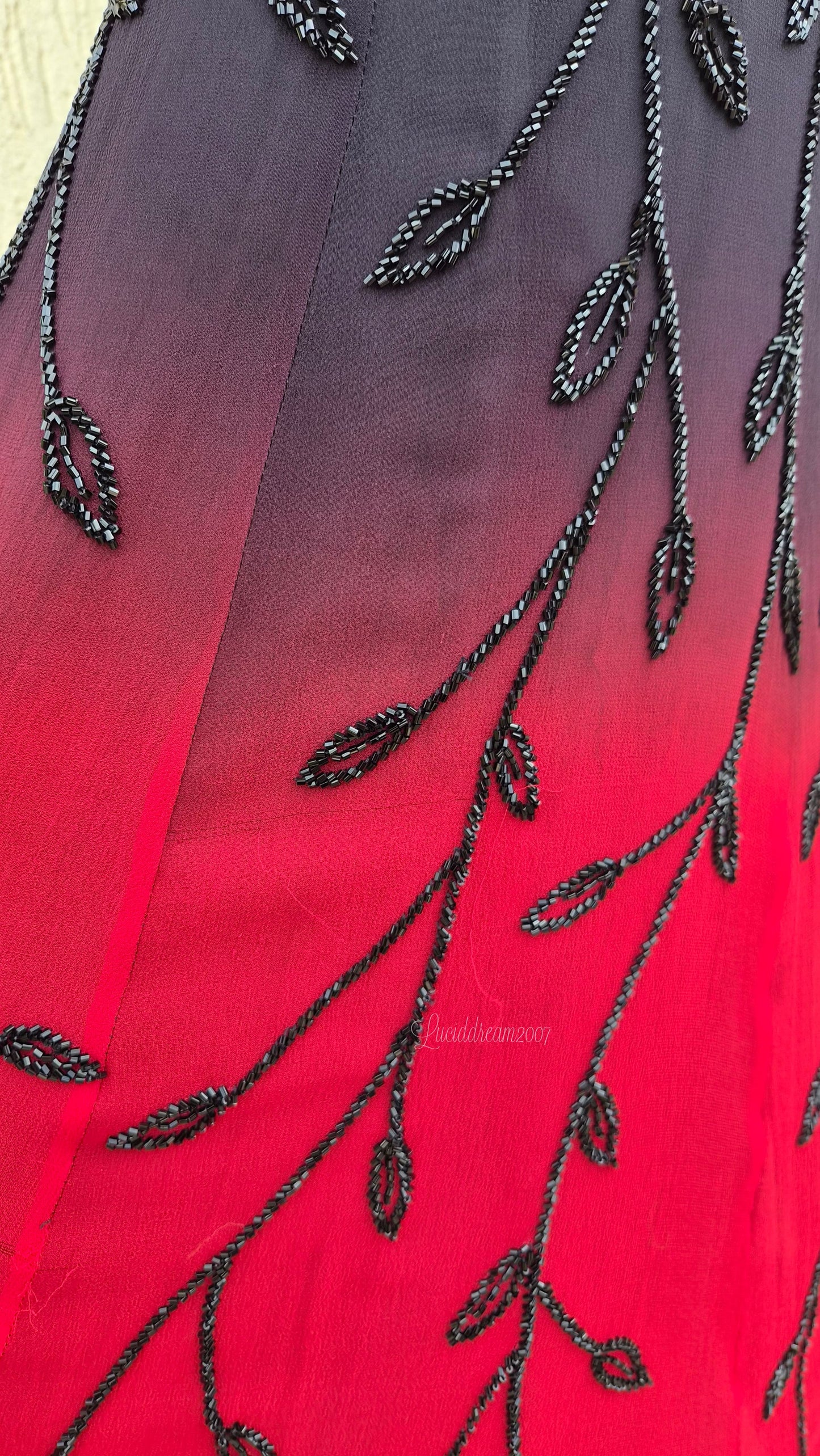 Robe en soie brodée dégradée rouge et noire