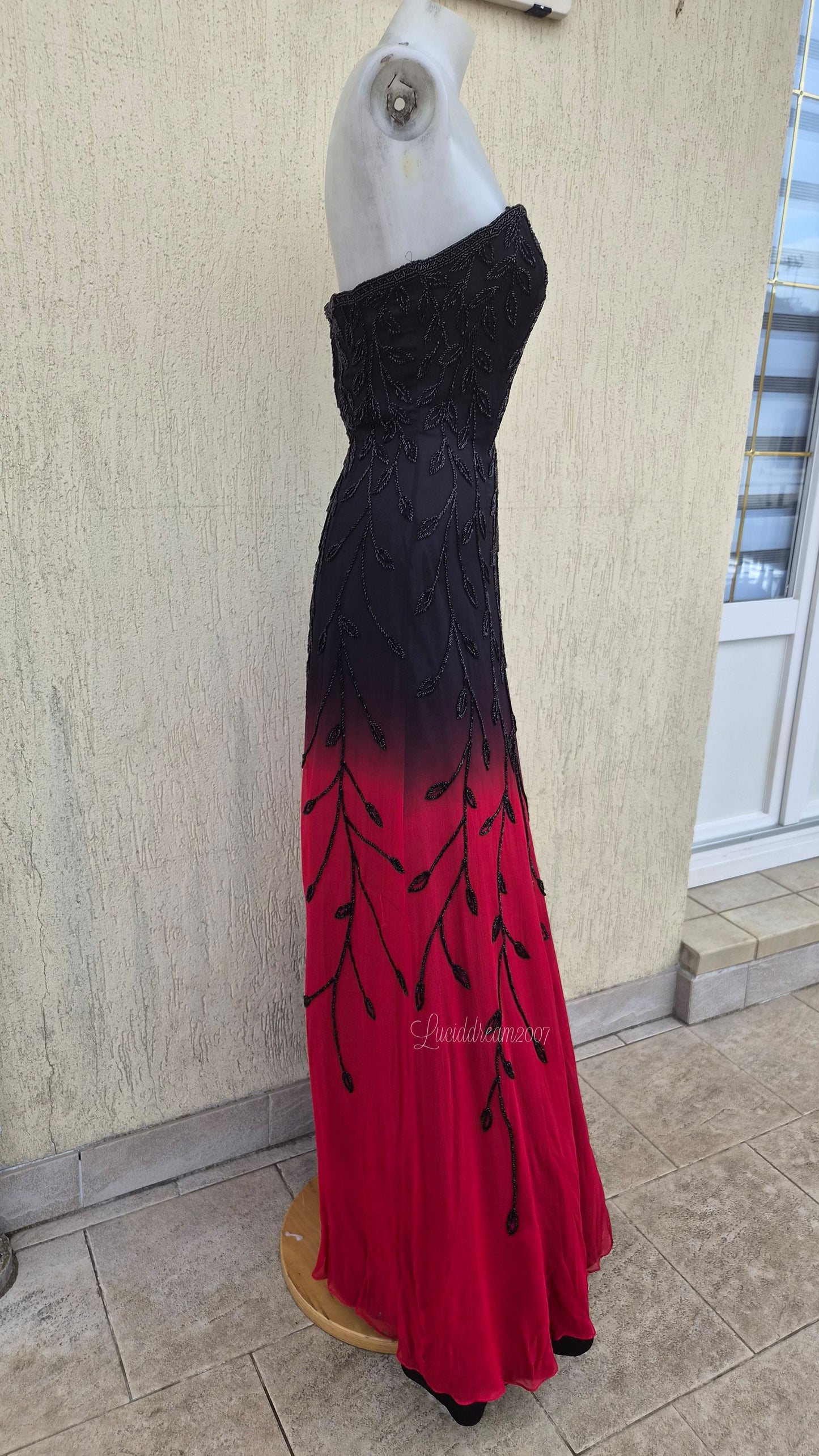 Robe en soie brodée dégradée rouge et noire