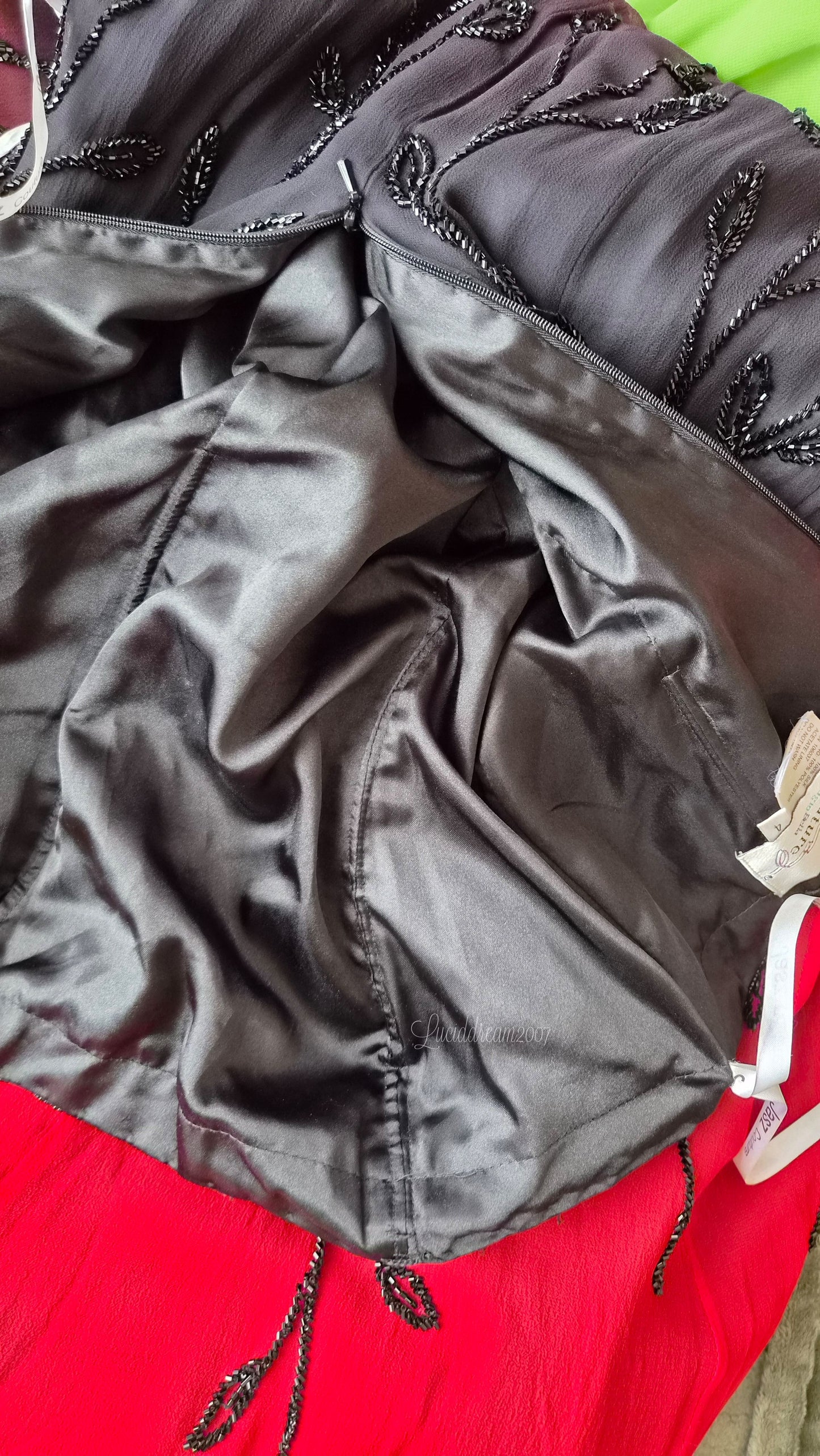 Robe en soie brodée dégradée rouge et noire