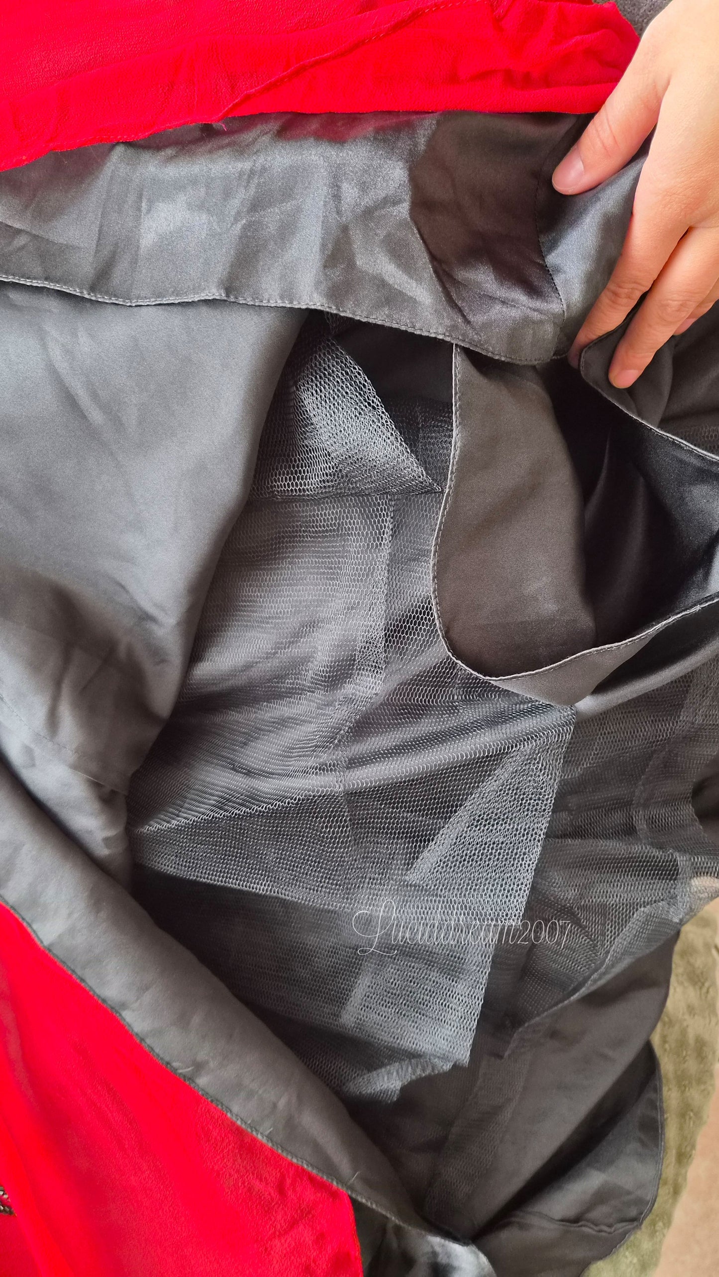 Robe en soie brodée dégradée rouge et noire