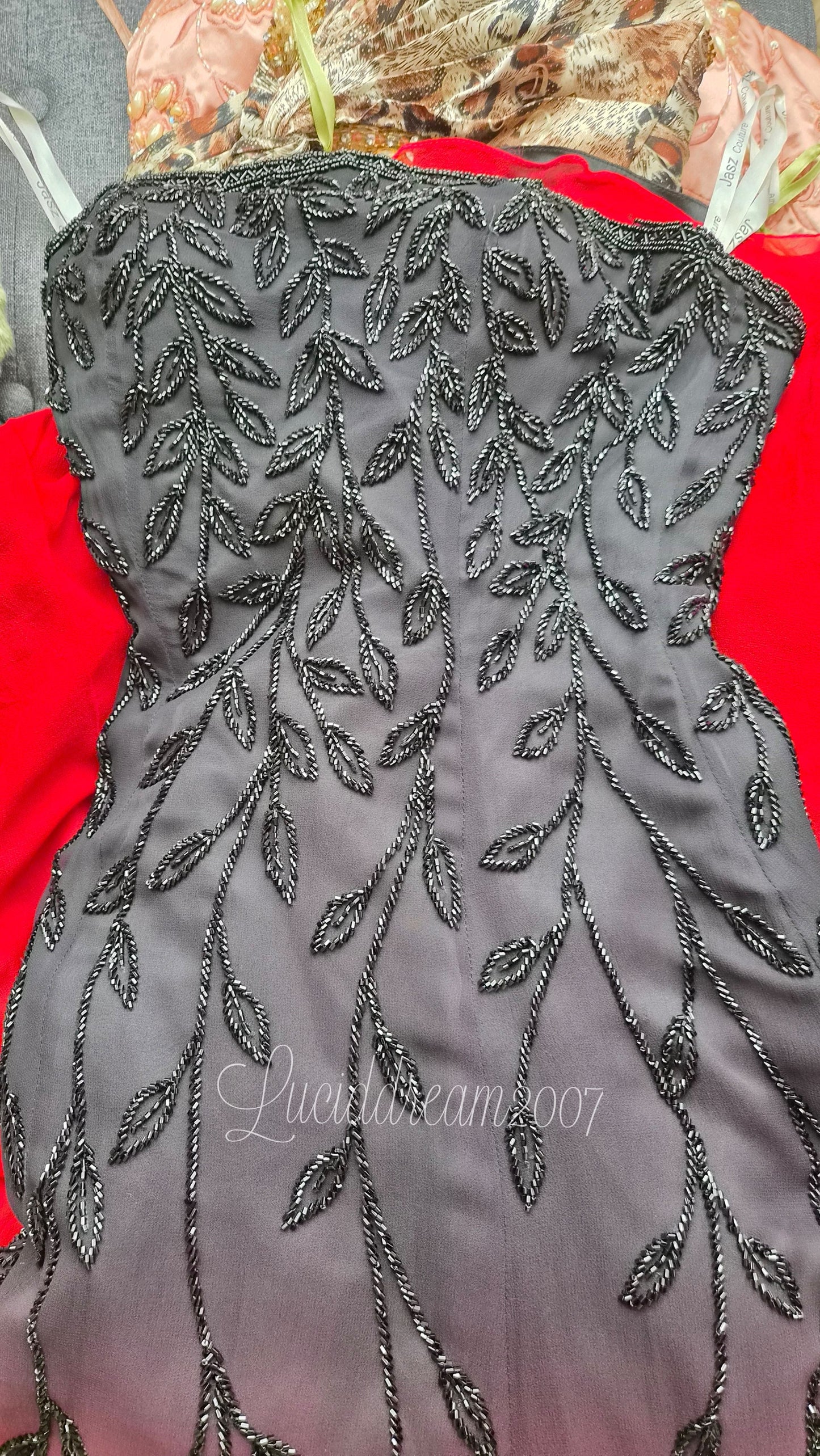 Robe en soie brodée dégradée rouge et noire