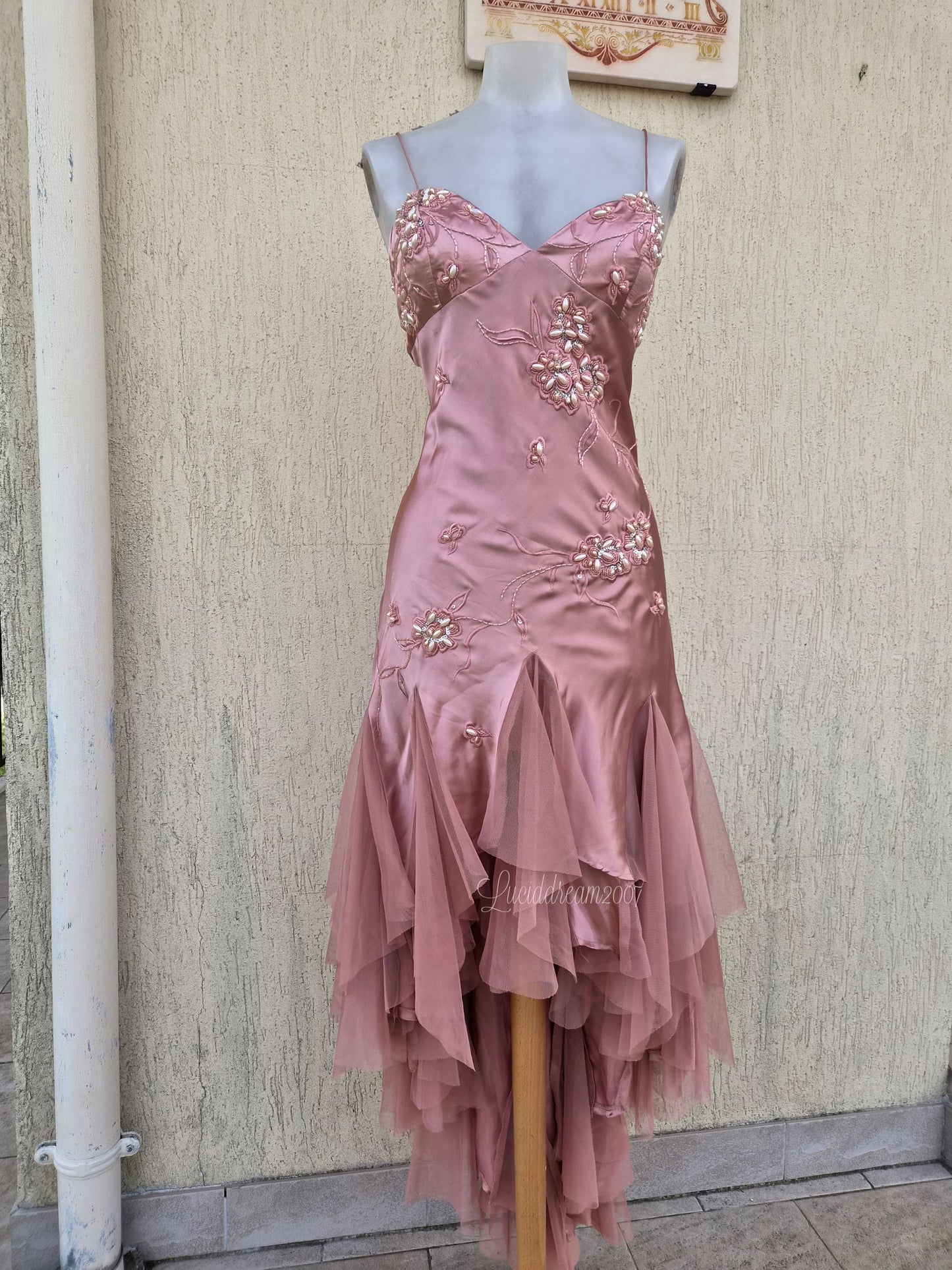 Robe rose poudré brodée