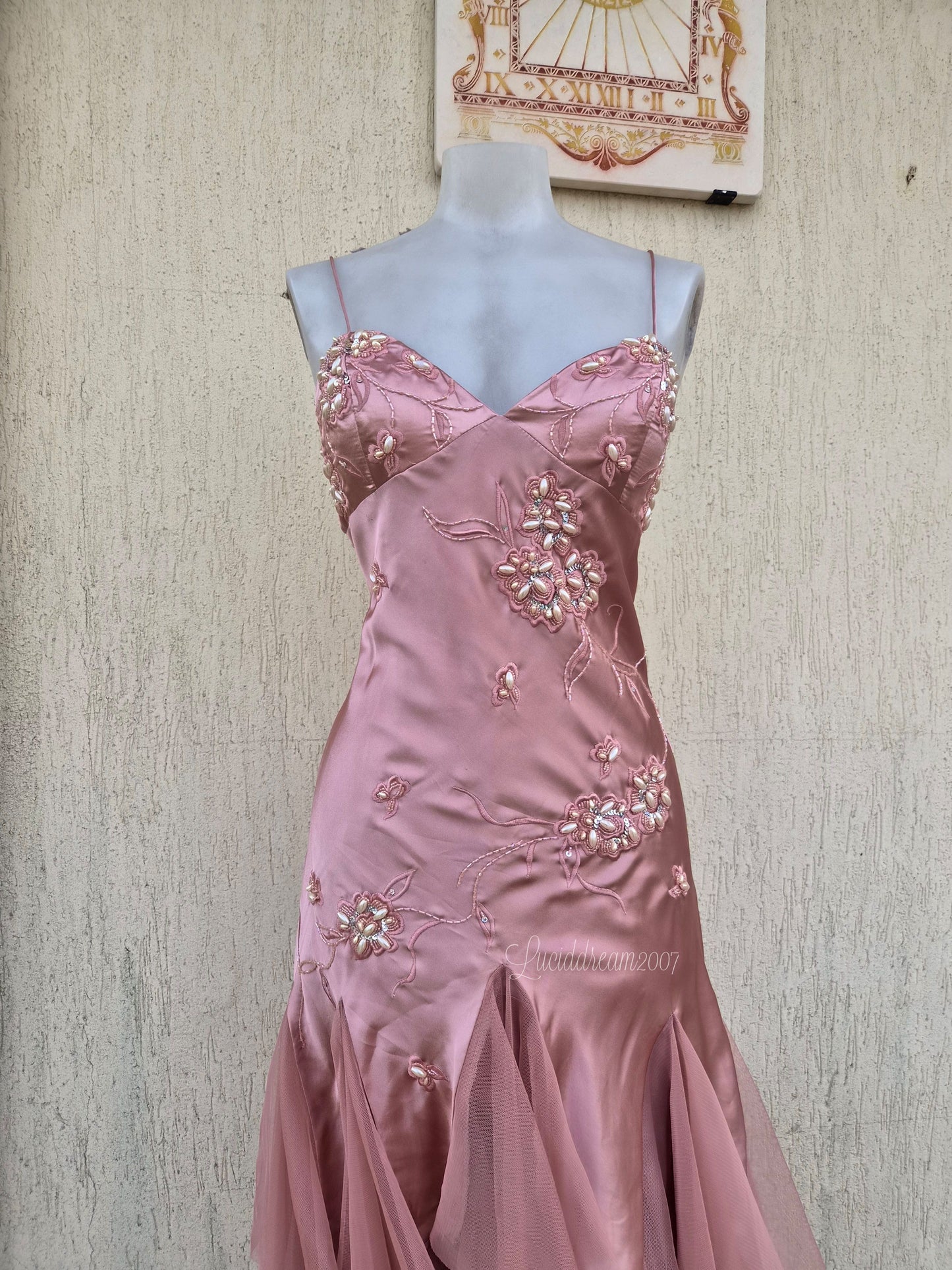 Robe rose poudré brodée