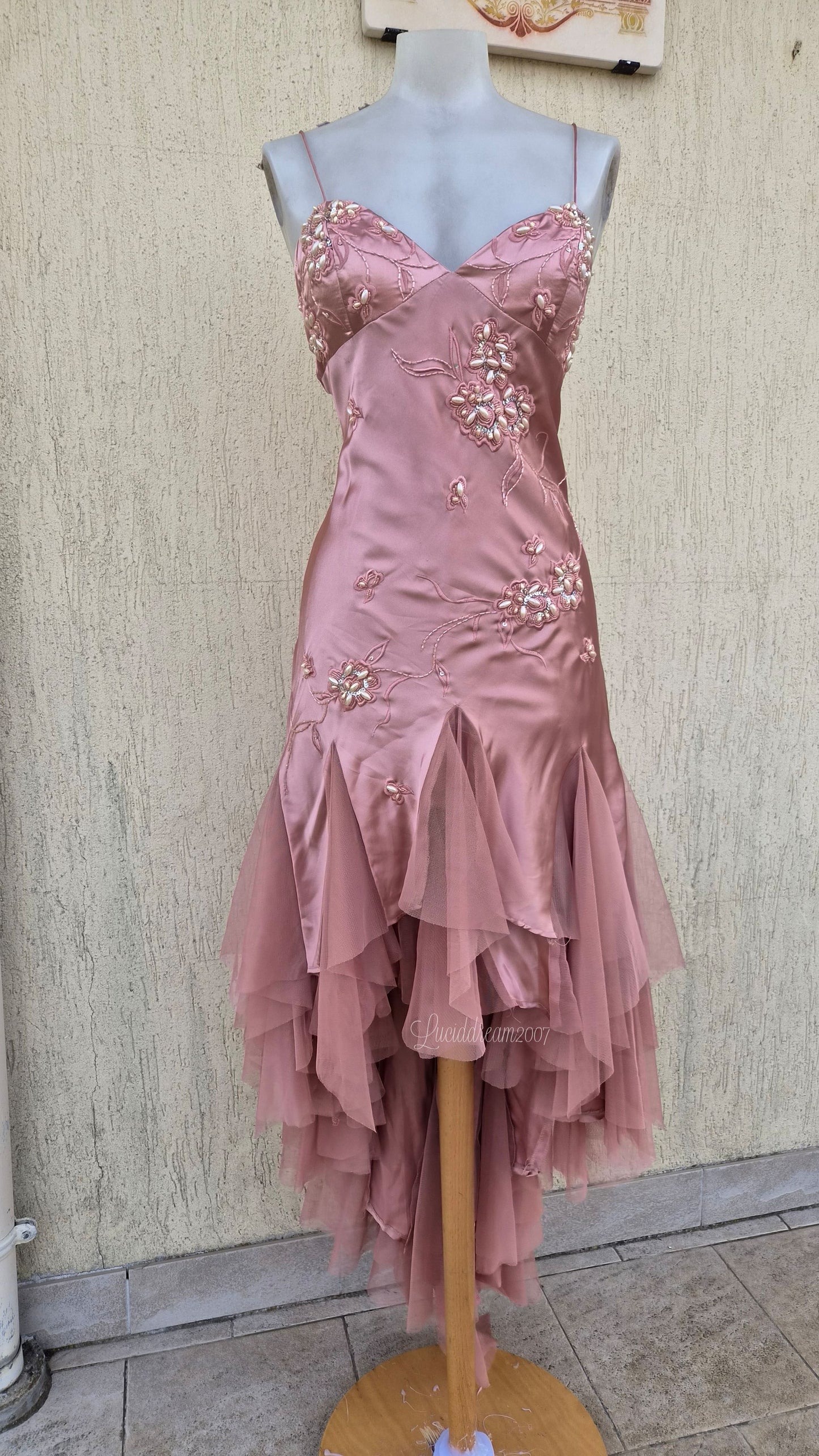 Robe rose poudré brodée