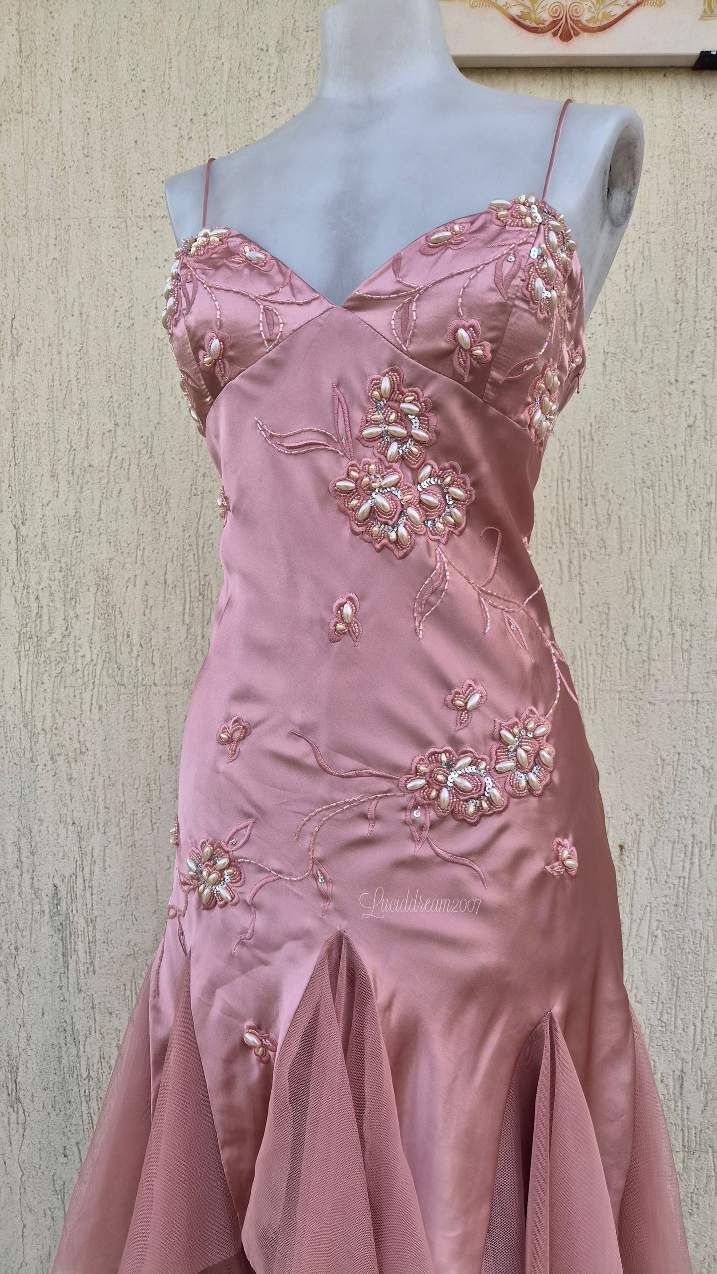 Robe rose poudré brodée