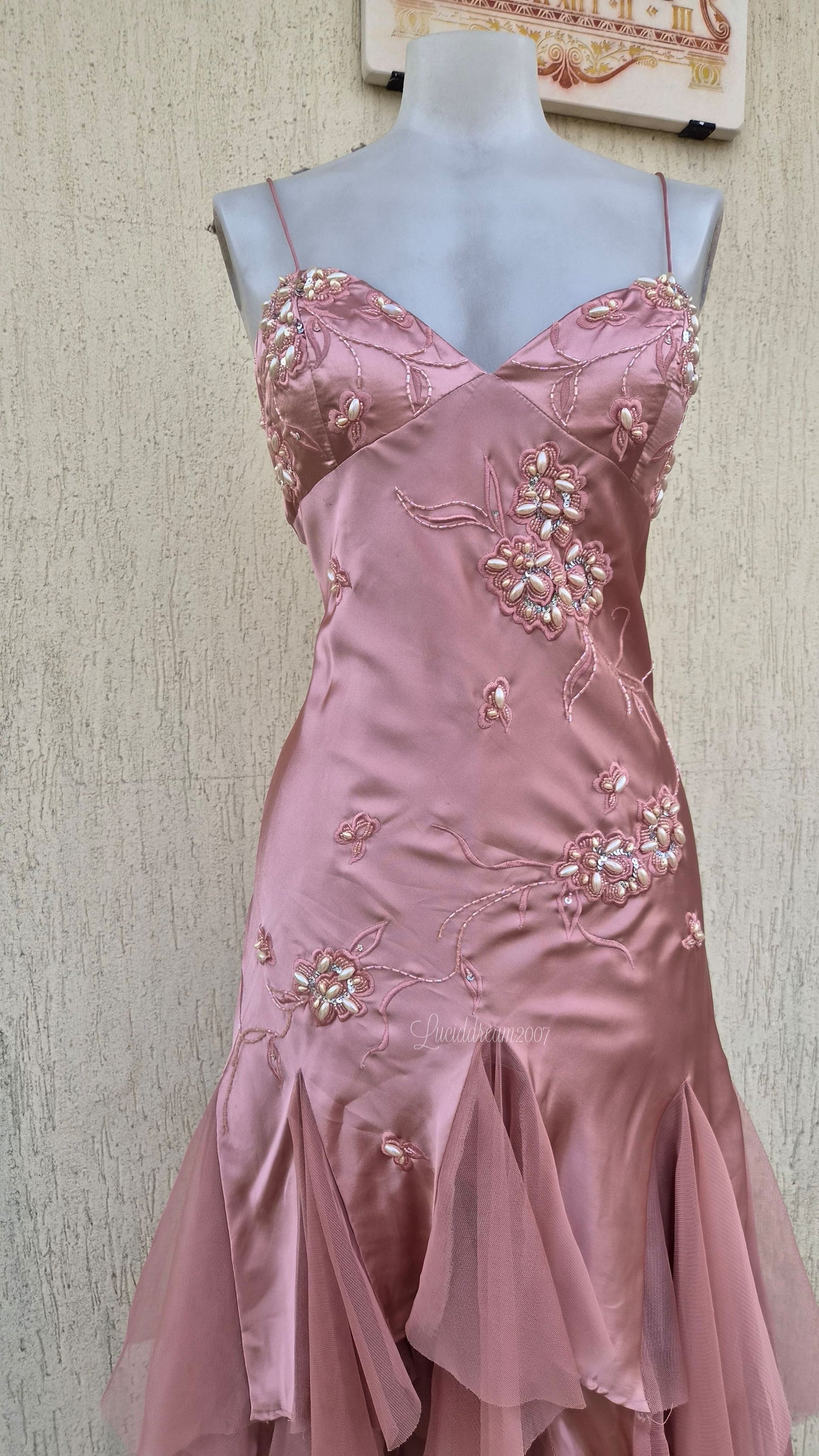Robe rose poudré brodée