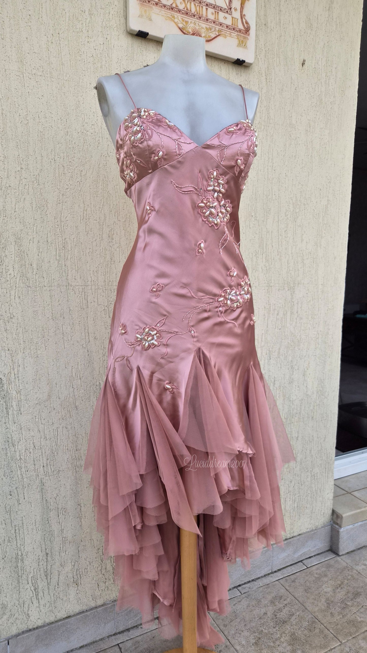 Robe rose poudré brodée