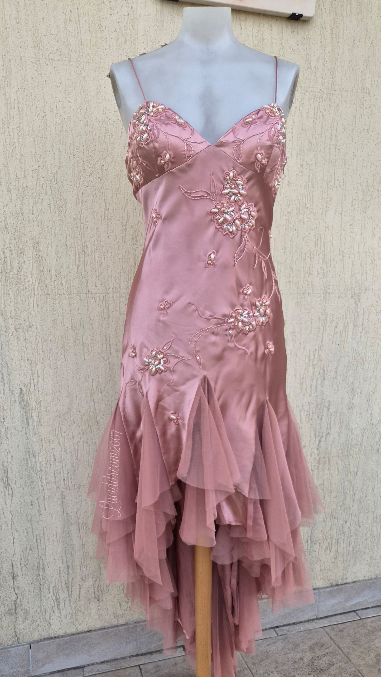 Robe rose poudré brodée