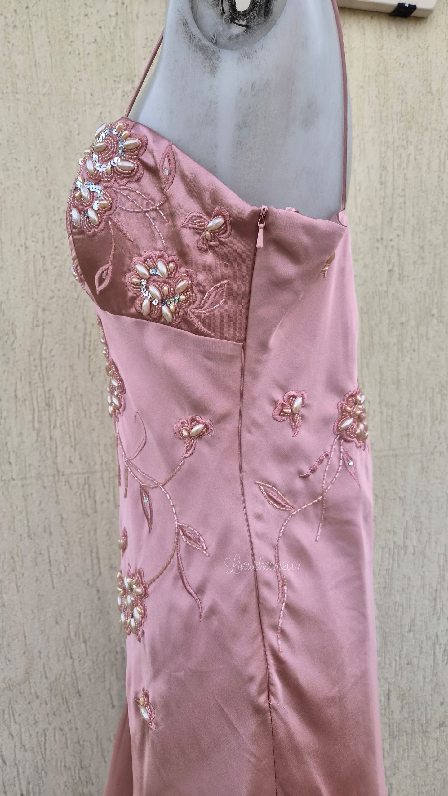 Robe rose poudré brodée