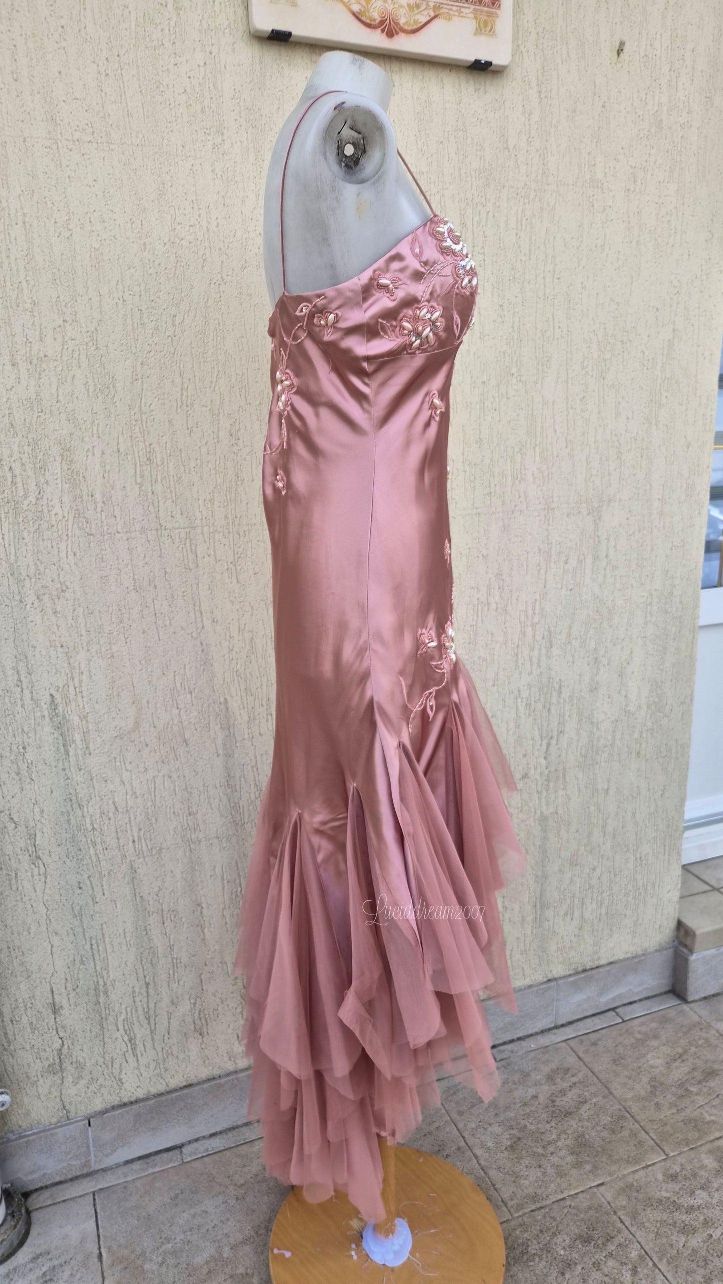 Robe rose poudré brodée