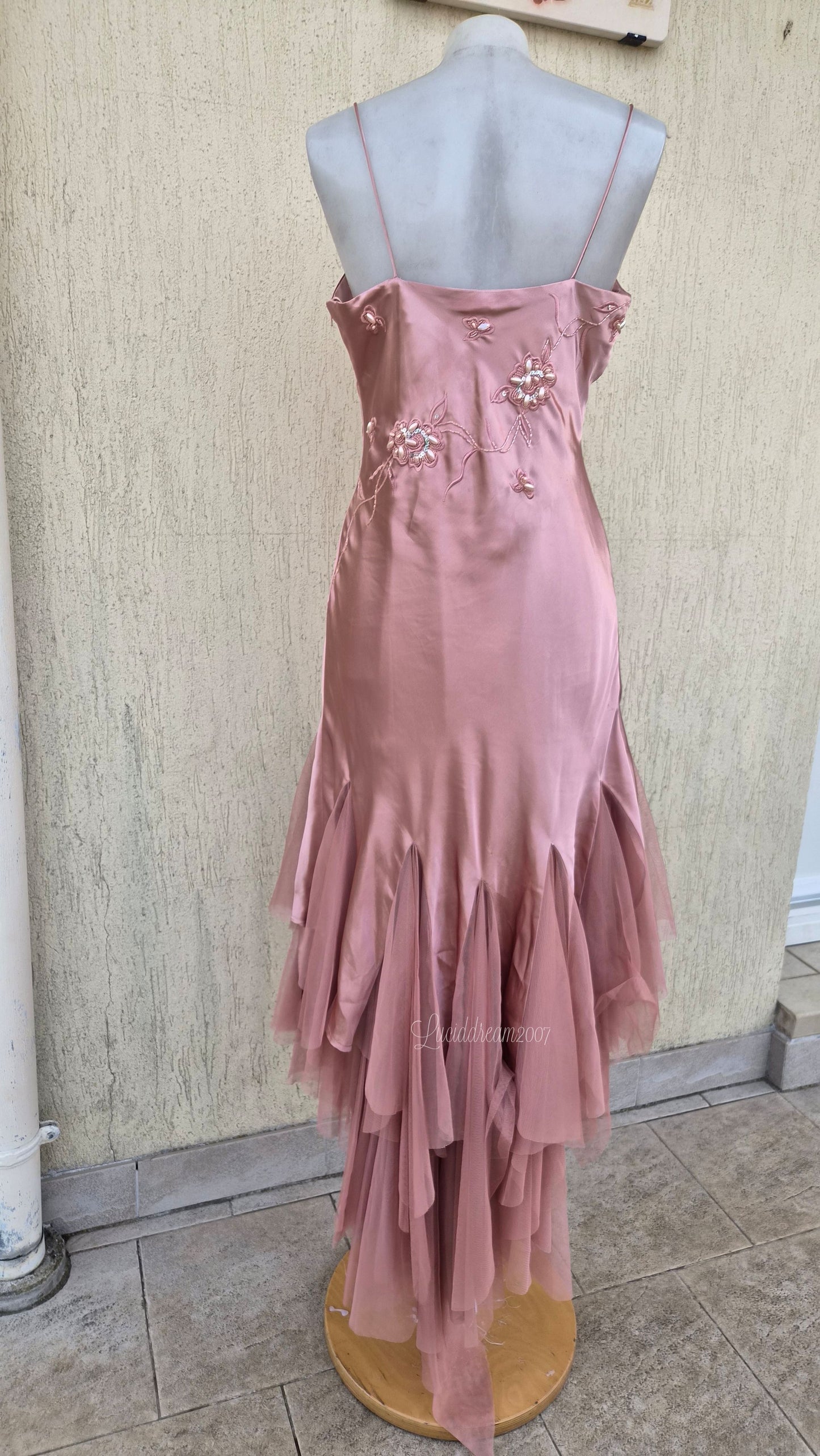 Robe rose poudré brodée