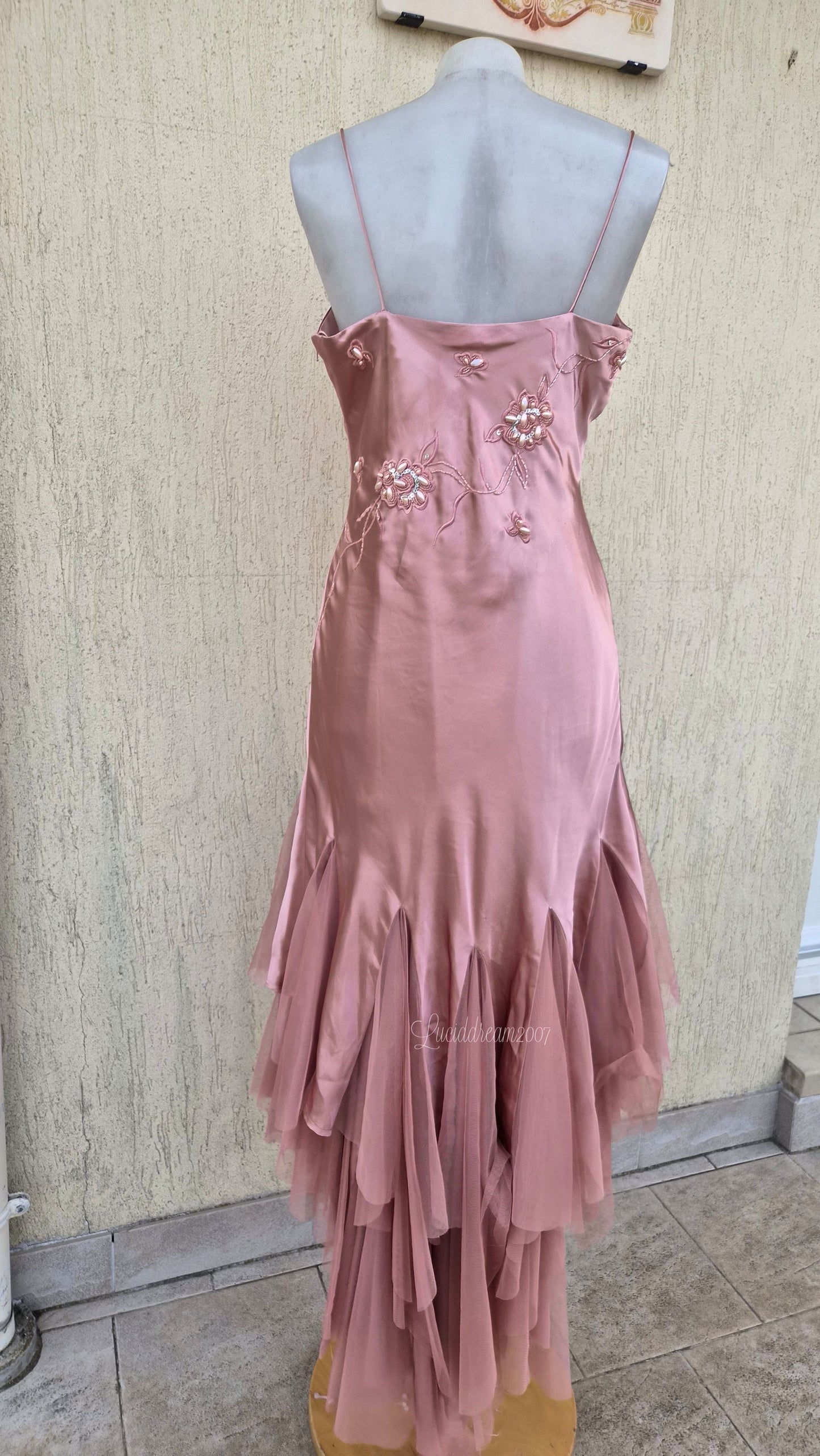 Robe rose poudré brodée