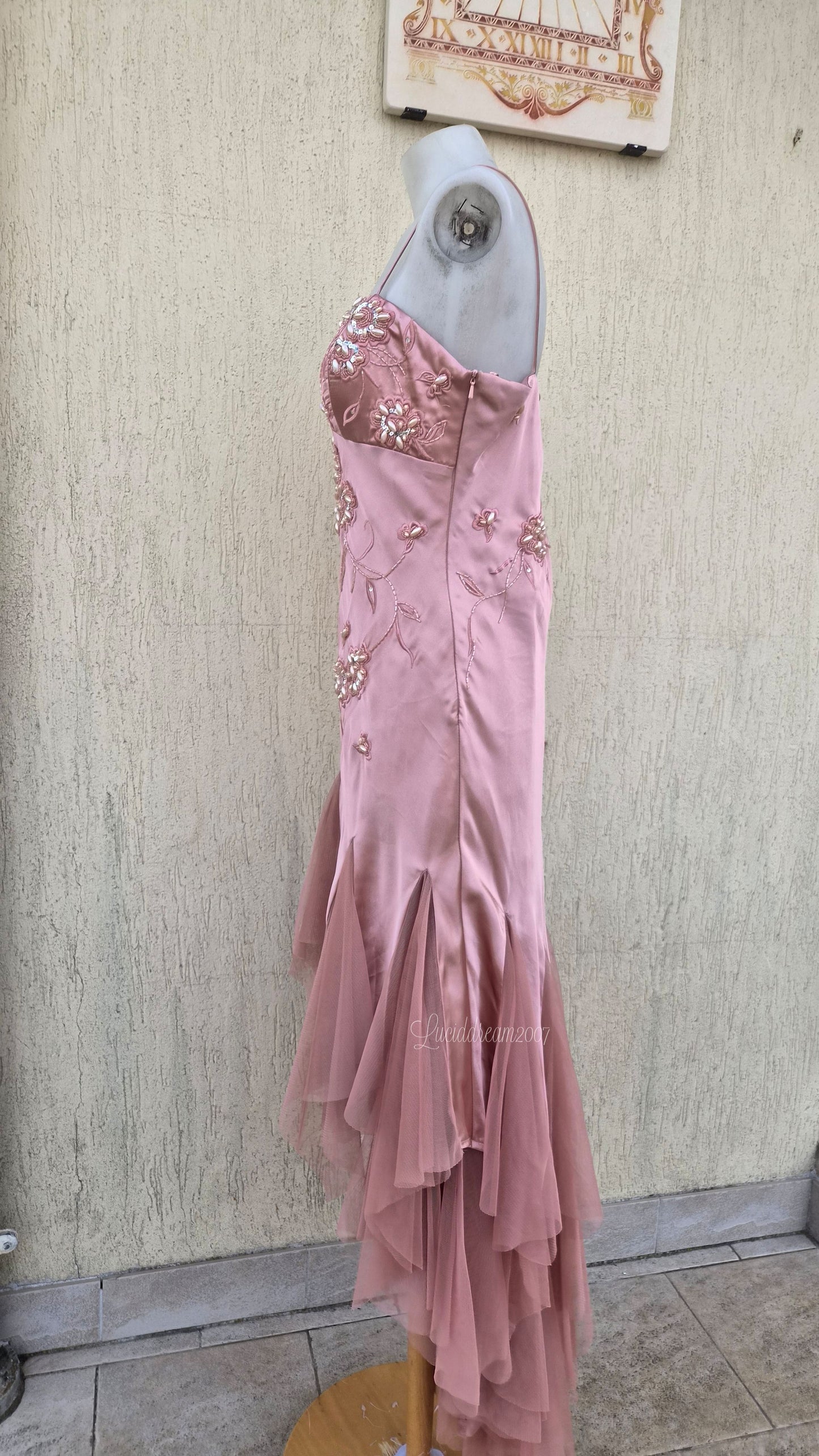 Robe rose poudré brodée