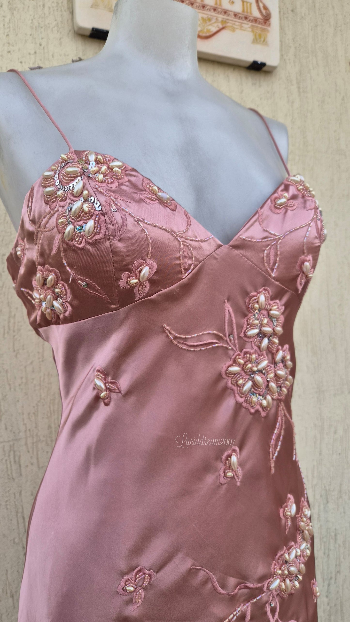 Robe rose poudré brodée