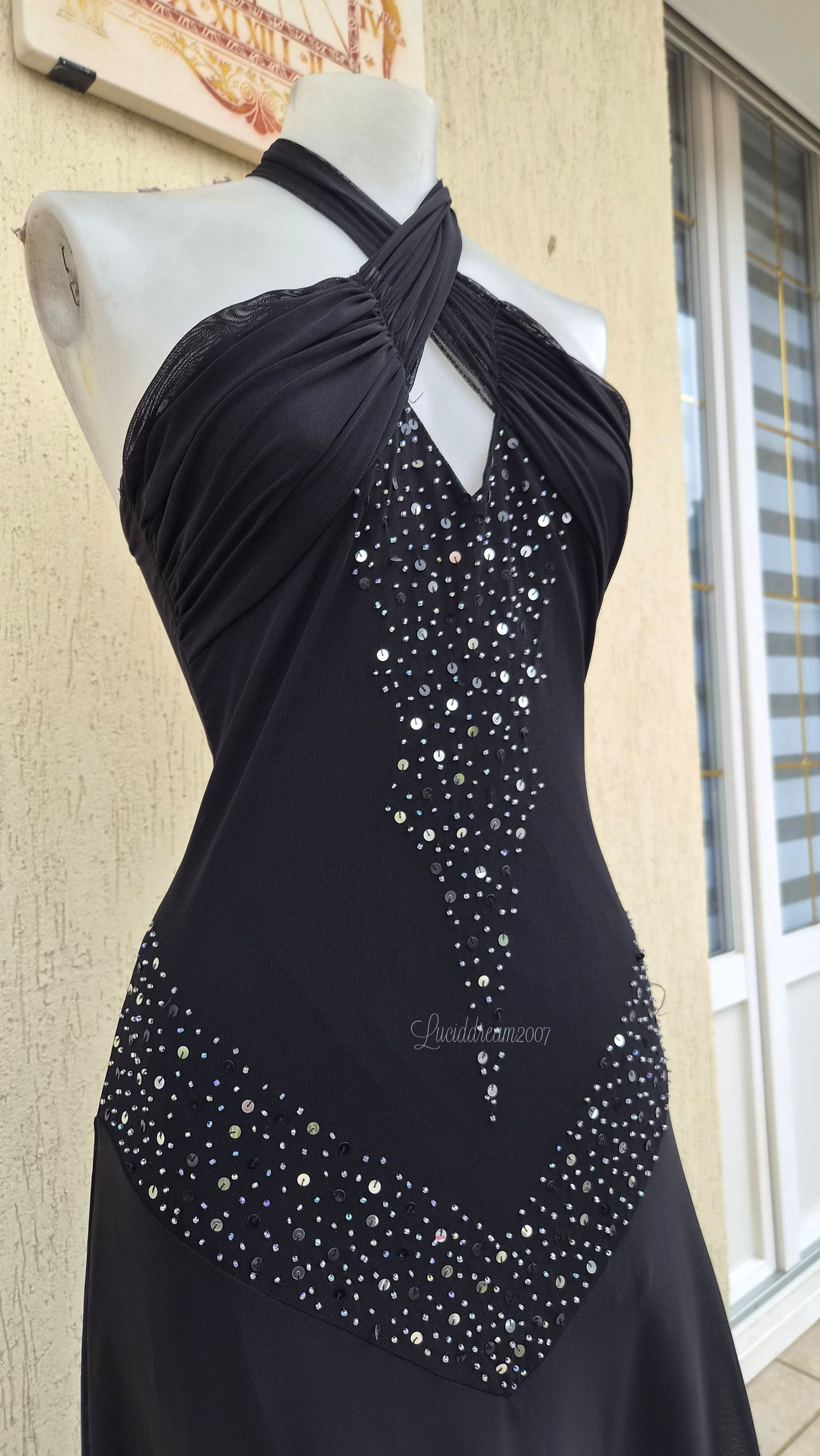 Robe dos nu en voile brodé