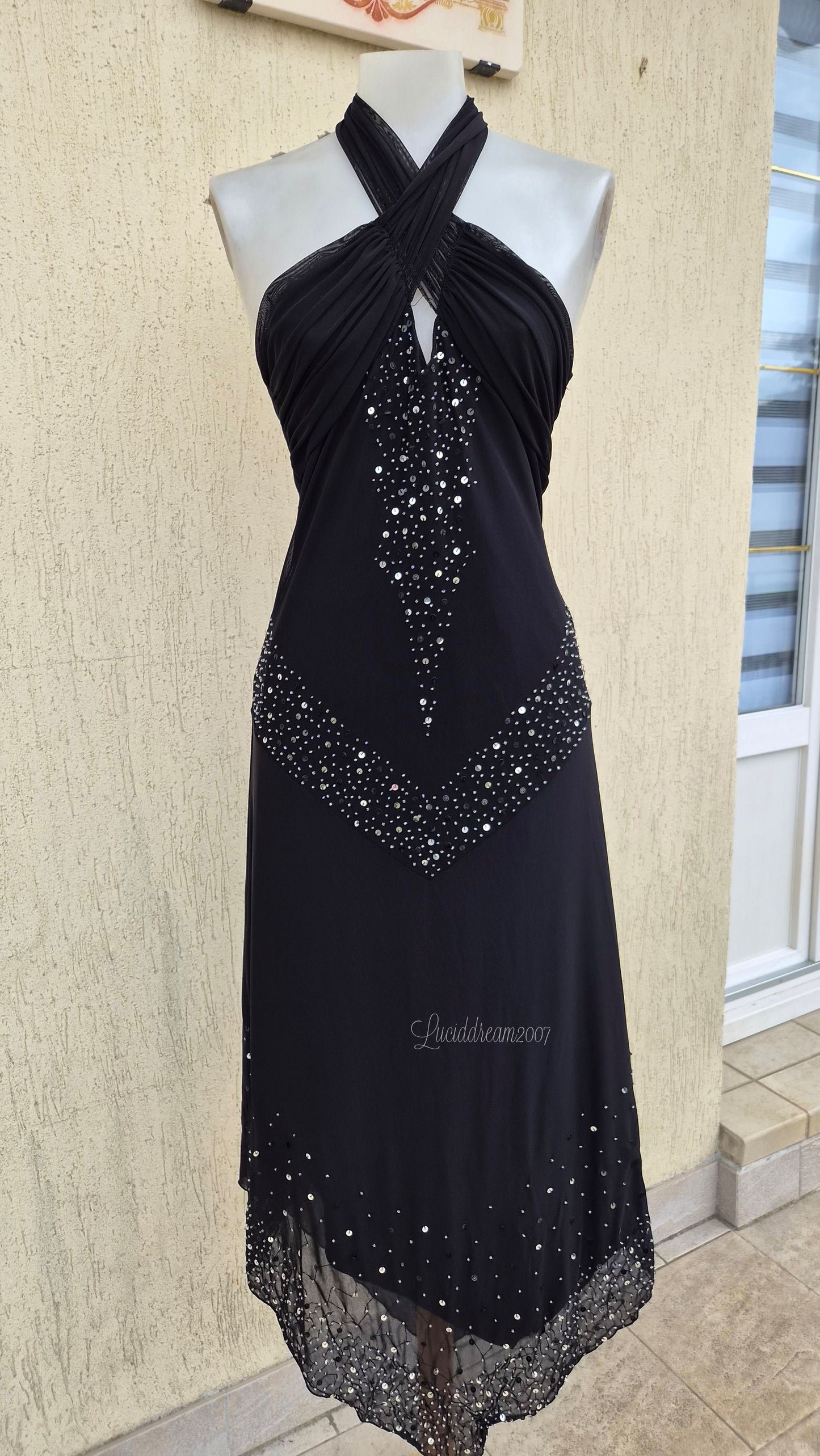 Robe dos nu en voile brodé