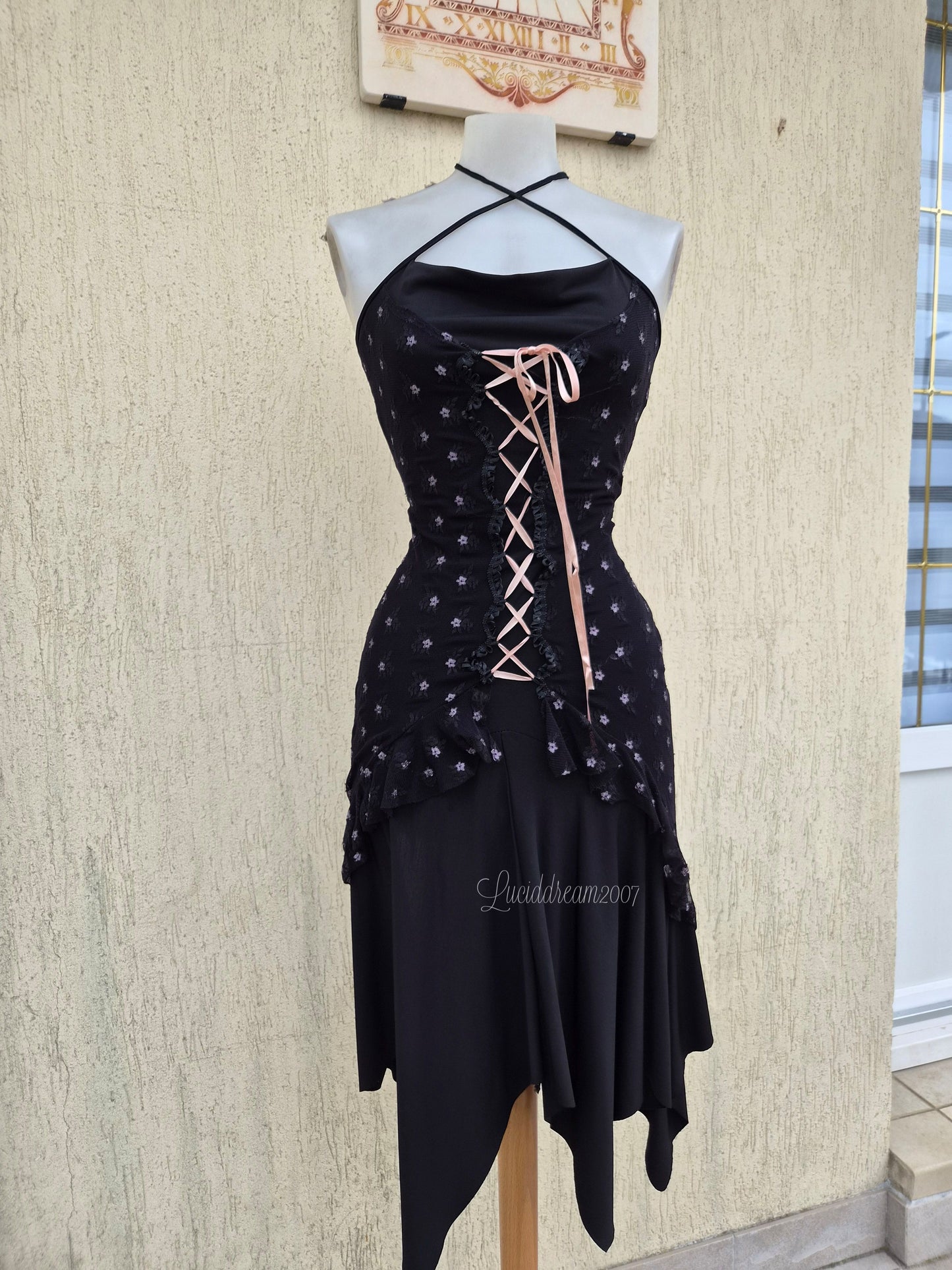 Robe noire détails dentelle et laçage