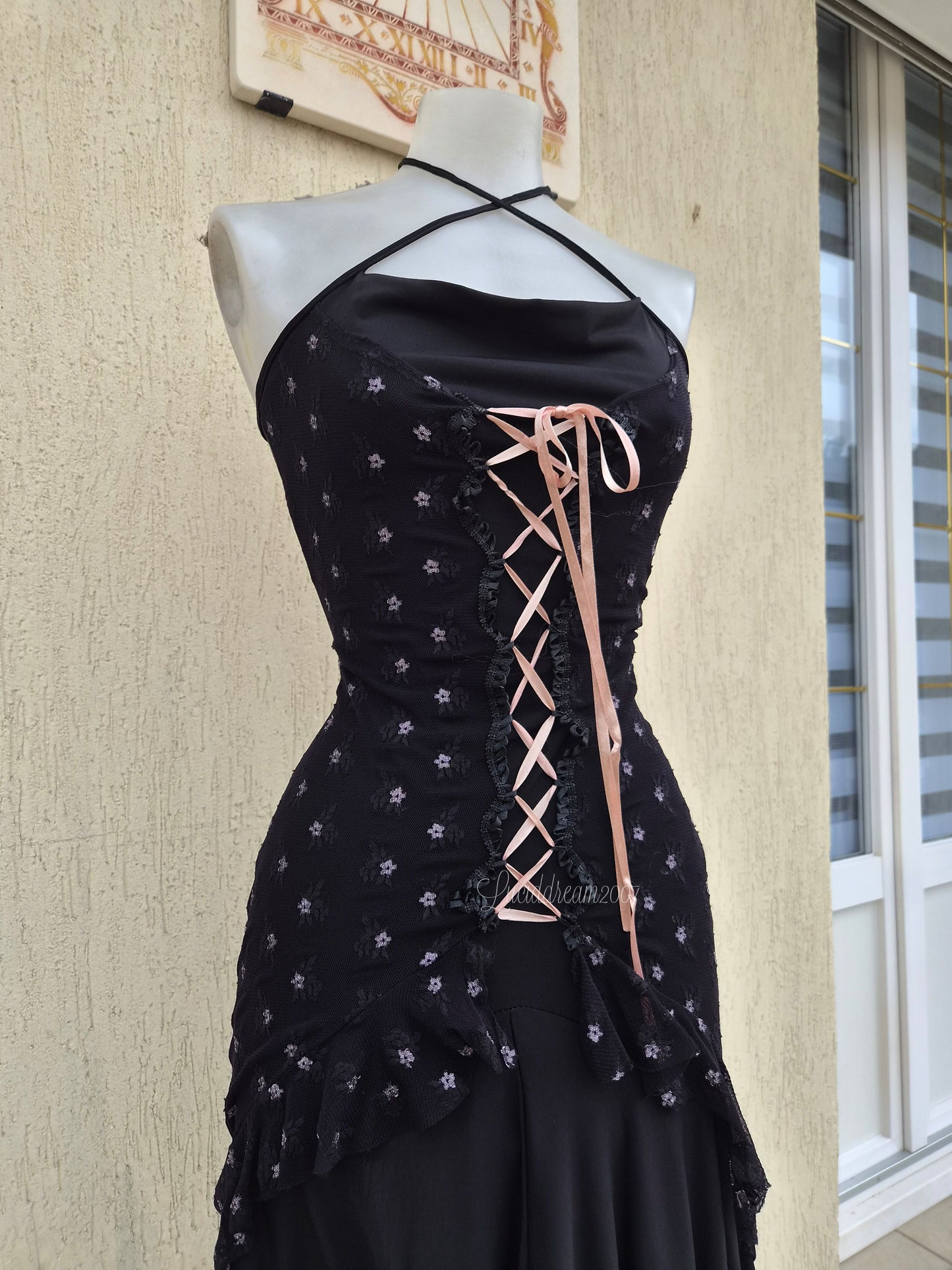 Robe noire détails dentelle et laçage